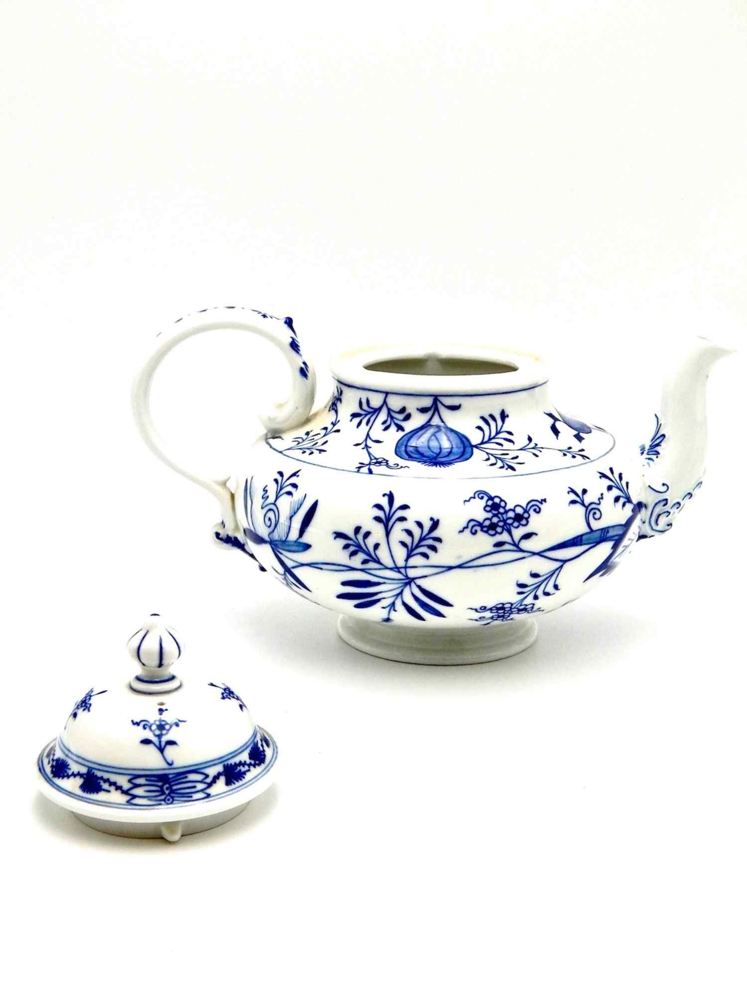 blue-onion-crossed-sword-meissen-teapot-lid.jpg