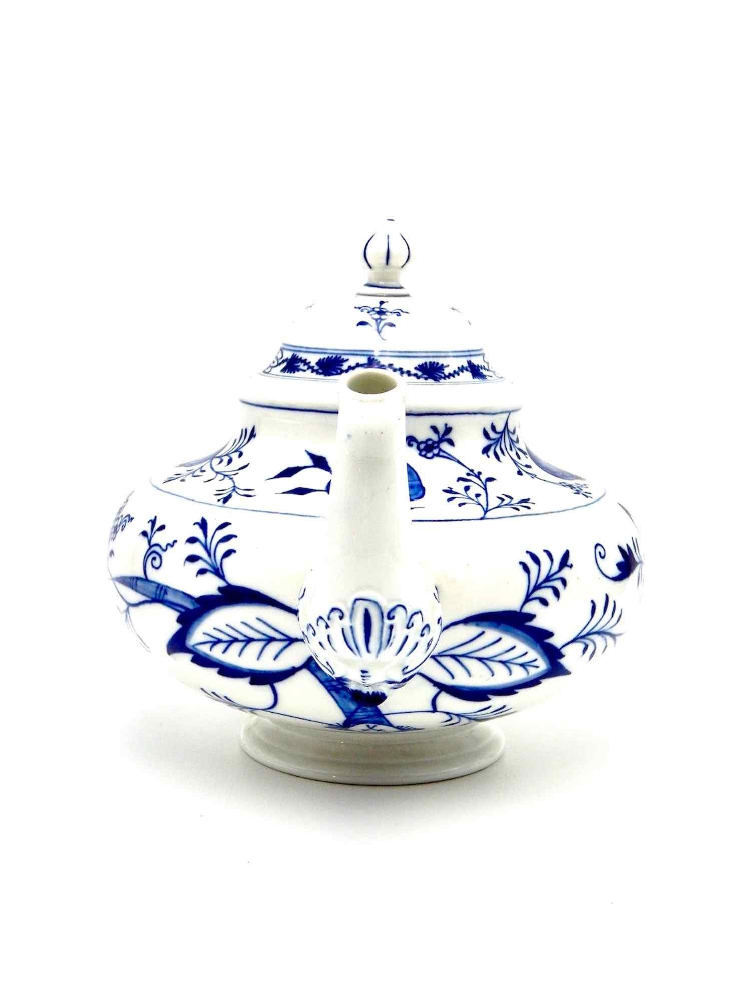 blue-onion-crossed-sword-meissen-teapot-spout.jpg