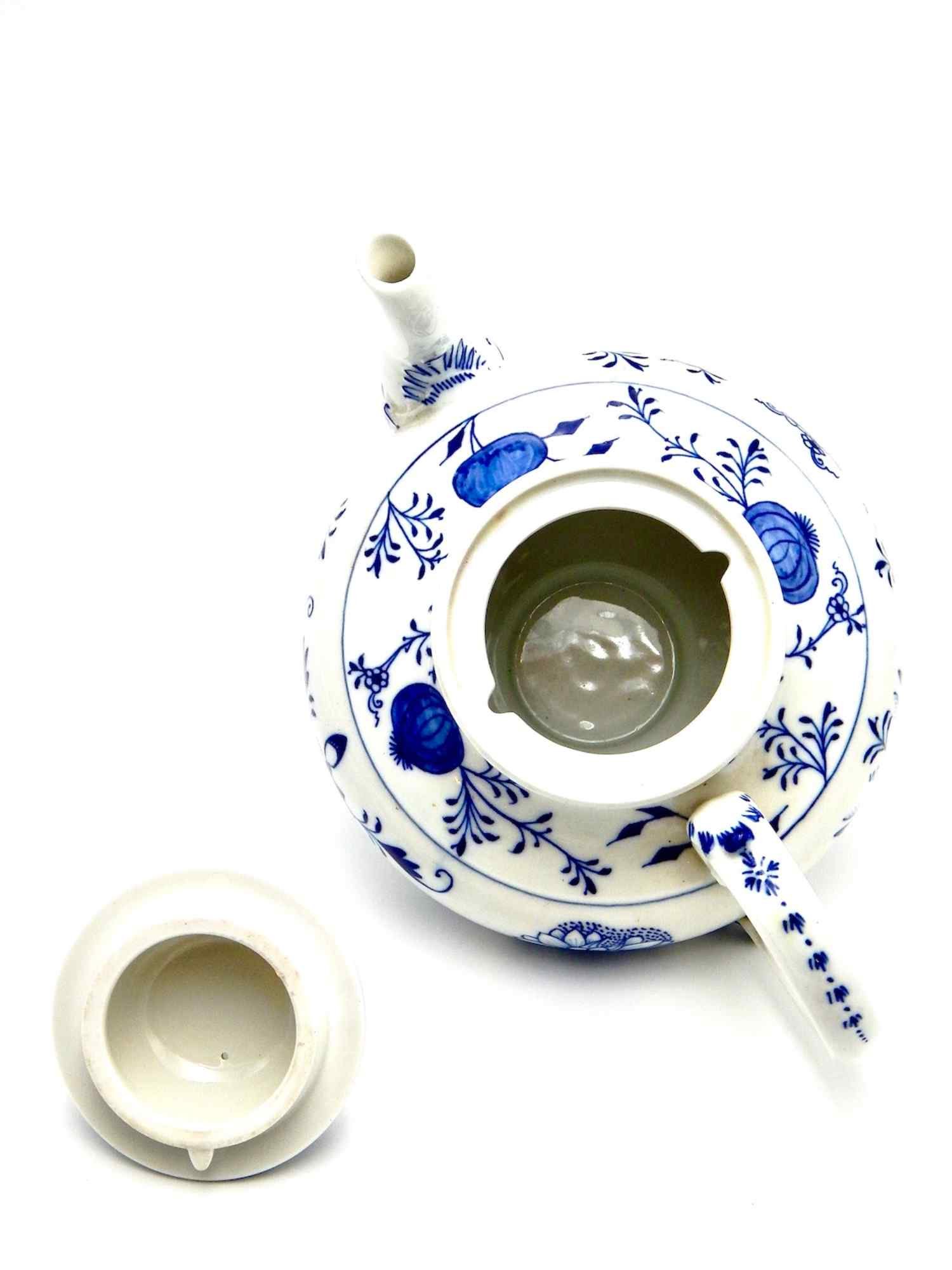blue-onion-crossed-sword-meissen-teapot-top.jpg