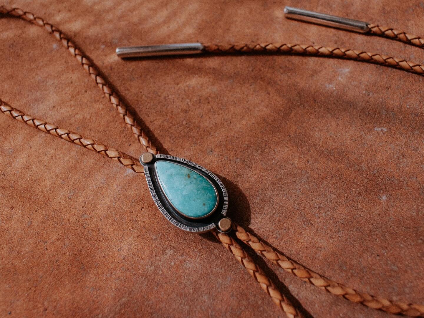 A simple little gem of a bolo for this fine Sunday afternoon.
I hope the weekend has treated you well my friends! Restorative in nature, full of good food, adventure (or daydreaming) and laughter 🌞 
&bull;
This sterling silver, brass, and turquoise 