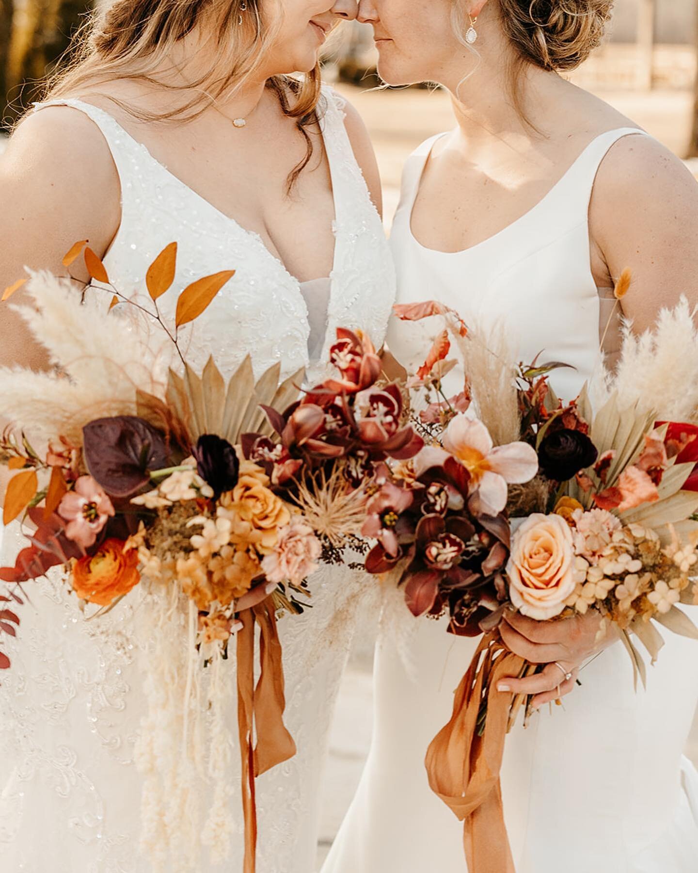 Rich earthy tones for H + M / 2.3.22🤎🌾

Photographer - @daniellelozeau 

#memphiswedding #bohowedding #bridalbouquet #floraldesign #weddingflorist #memphisflorist