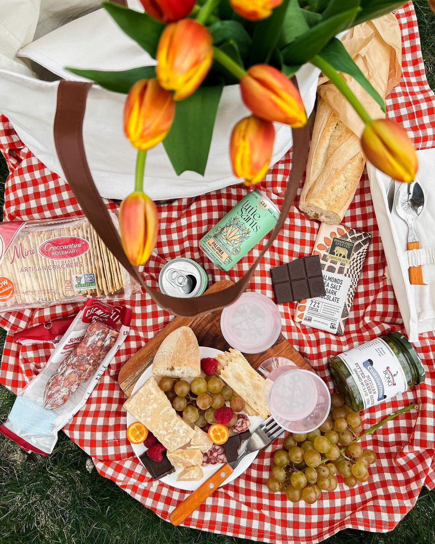 ☀️ PICNIC GIVEAWAY! We&rsquo;re celebrating #NationalPicnicDay with the perfect picnic kit complete with all of the perfect ingredients curated by @_thymeandhoney_ and a bundle of Endangered Species Chocolate. Time to soak in the springtime vibes. 💐