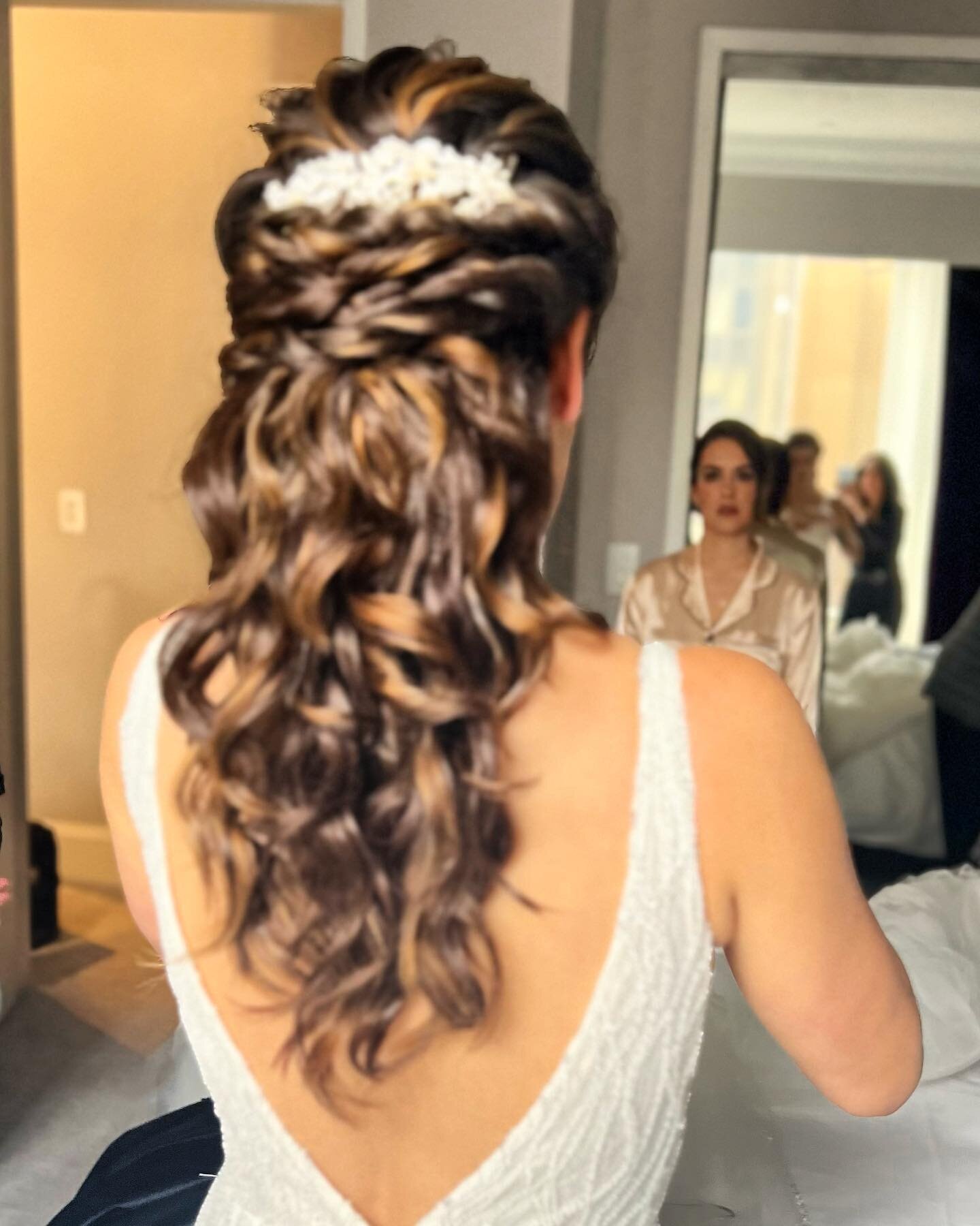 Elegant,we make sure that you look perfect at every angle. 
We care about every detail.
Contact the professionals
Bio in Link

Hair&amp;Makeup by Cloe
#TrumpTowers#newyorkcity#weddingday#londonjewelers#diamondjewellery#celebrityhairstylist
#highstyle