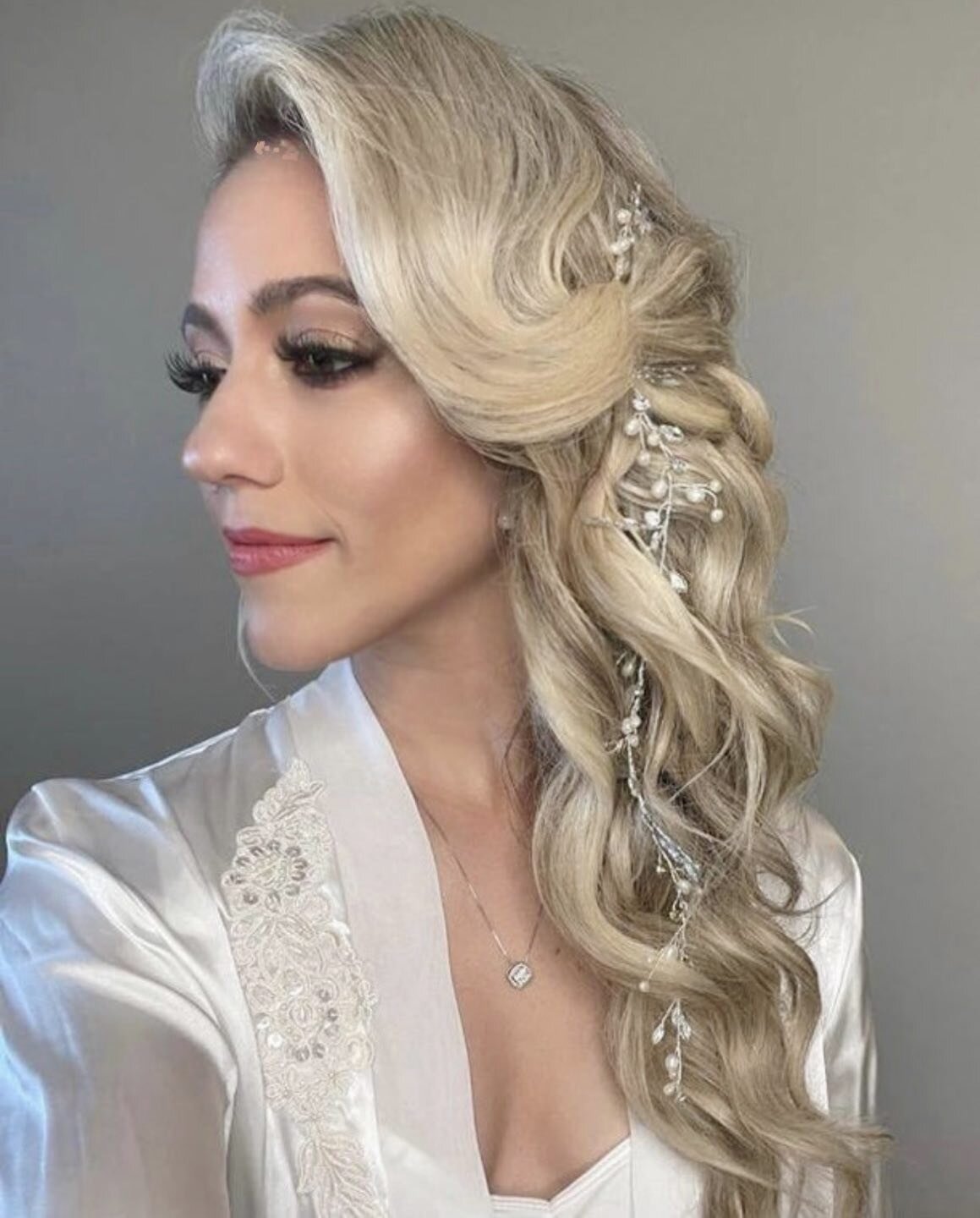 Detailed Side Hair Style,
that looks soft yet very much contained to last a whole night of dancing. 
 
Contact us to discus your dream look
Bio in the Link

#destinationwedding#Aruba#travelingartist#bridalmakeupandhair#longislandartists#newyorkmakeup
