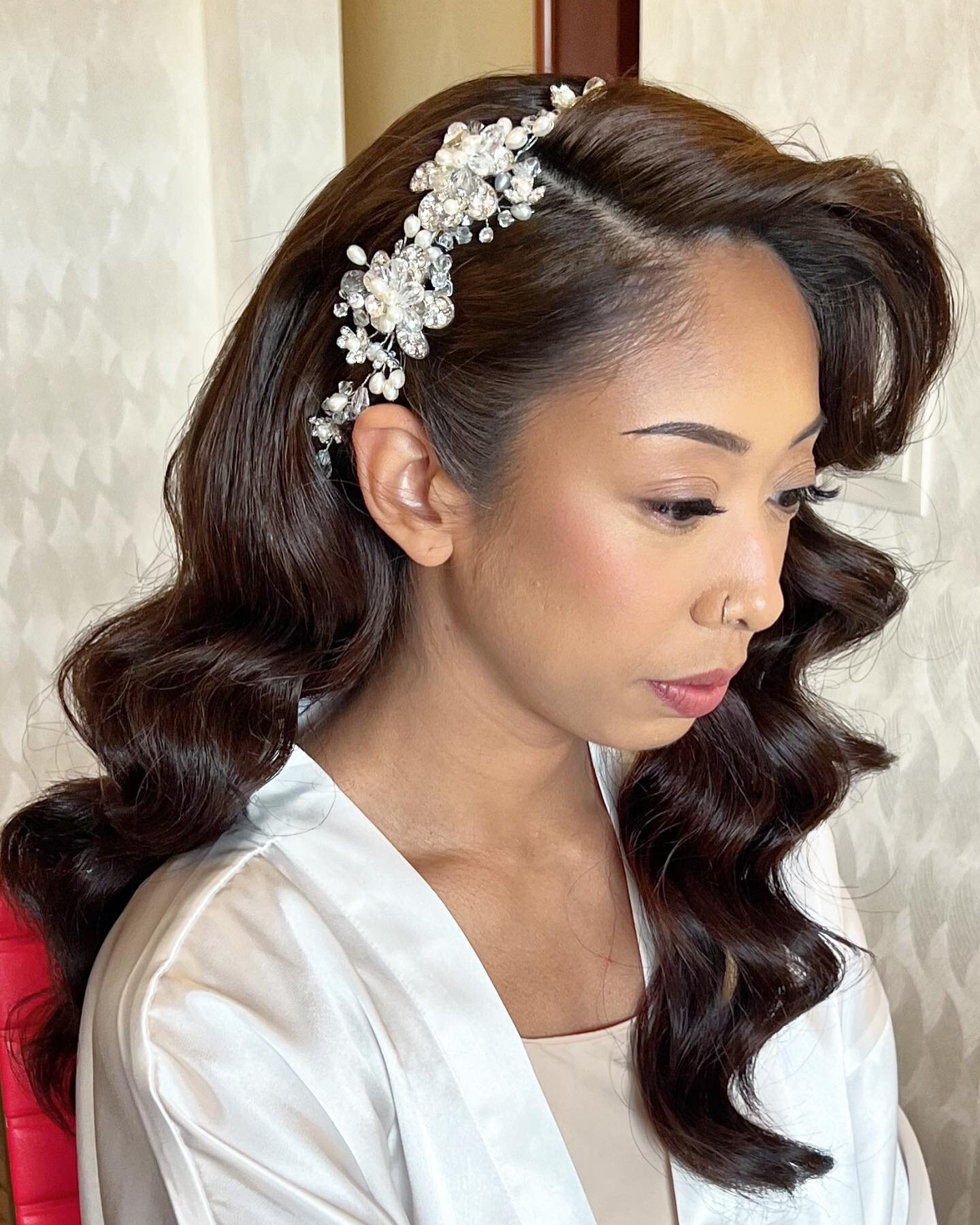 Hollywood Waves with our Brides own hair, no hair extensions in this case. 
Asian hair textures can be challenging because the hair may not take to the irons to curl.Experience here on this wave.
Contact us Bio in Link 

#hollywoodwaveshairstyle #lon