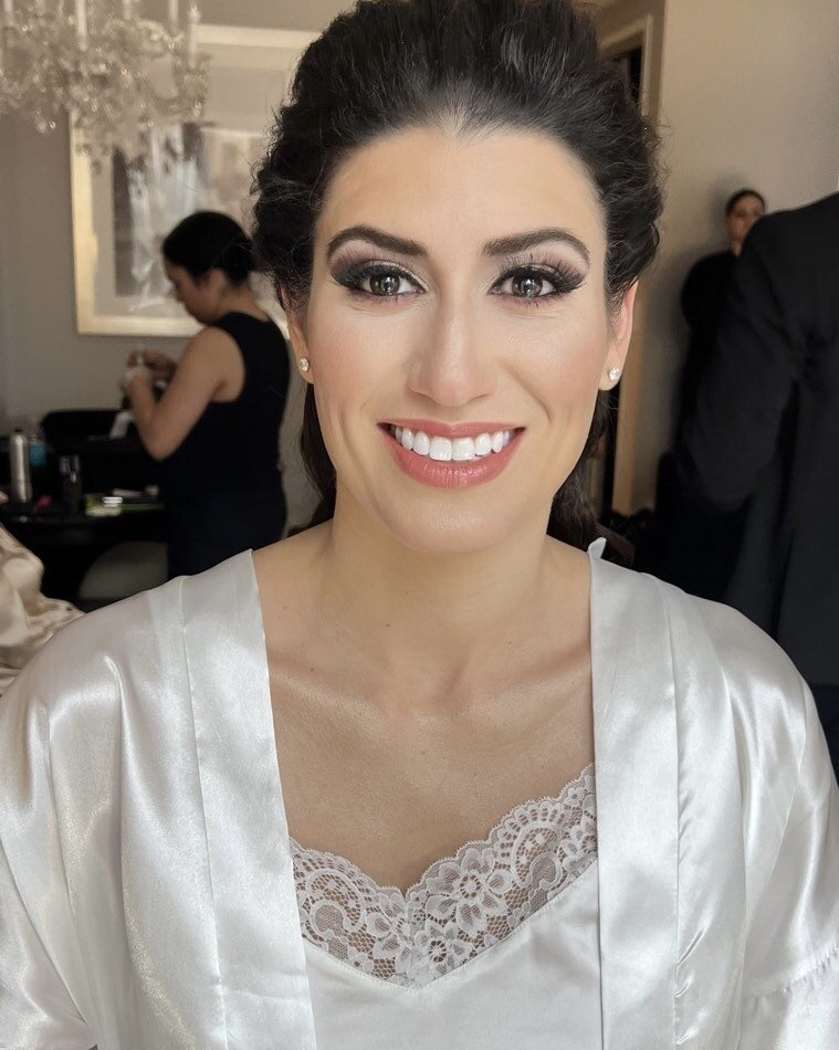 Beautiful Bride Beautiful Smile.
 
Let&rsquo;s see you smiling contact us
Bio in Link 

#newyorkweddings#trumptowers#br#idalmakeup#weddinghair#smokeyeyeshadow