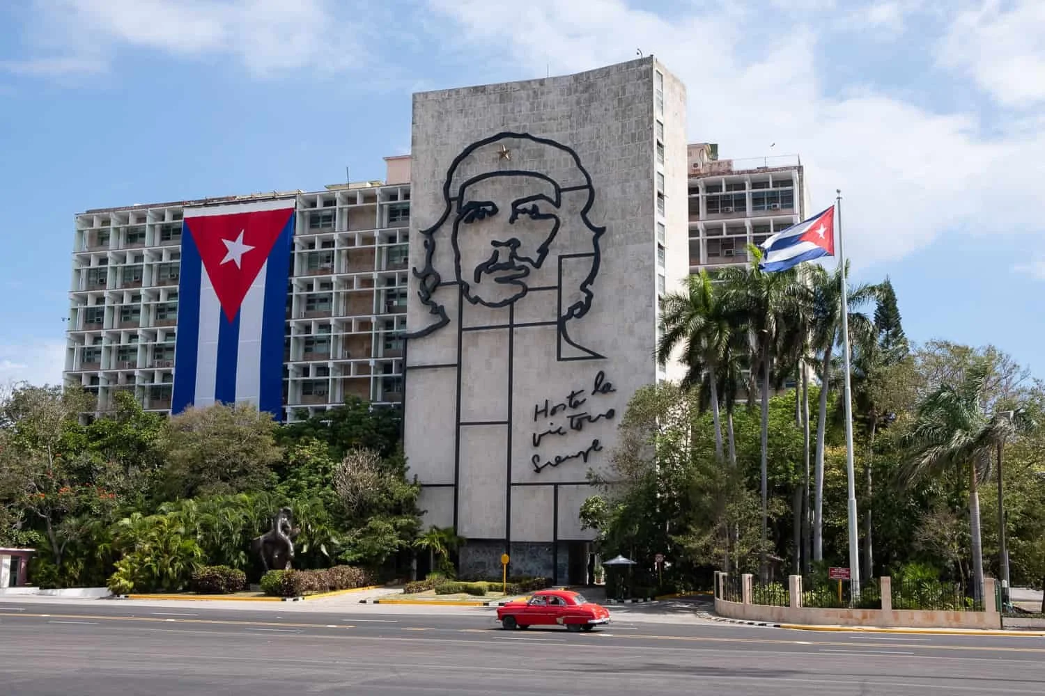 xterior of the Ministry of the Interior building in Havana, Cuba, featuring the iconic Che Guevara mural with the slogan “¡Hasta la Victoria Siempre!”.