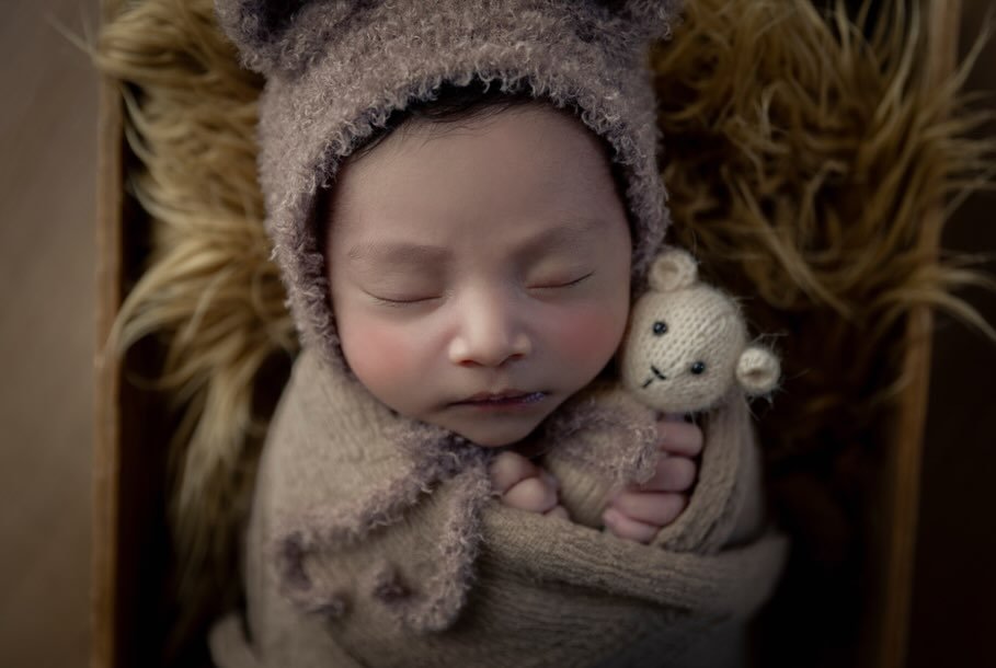 One little prince, many poses and lots of patience and love &hearts;️

#santarosanewbornphotographer