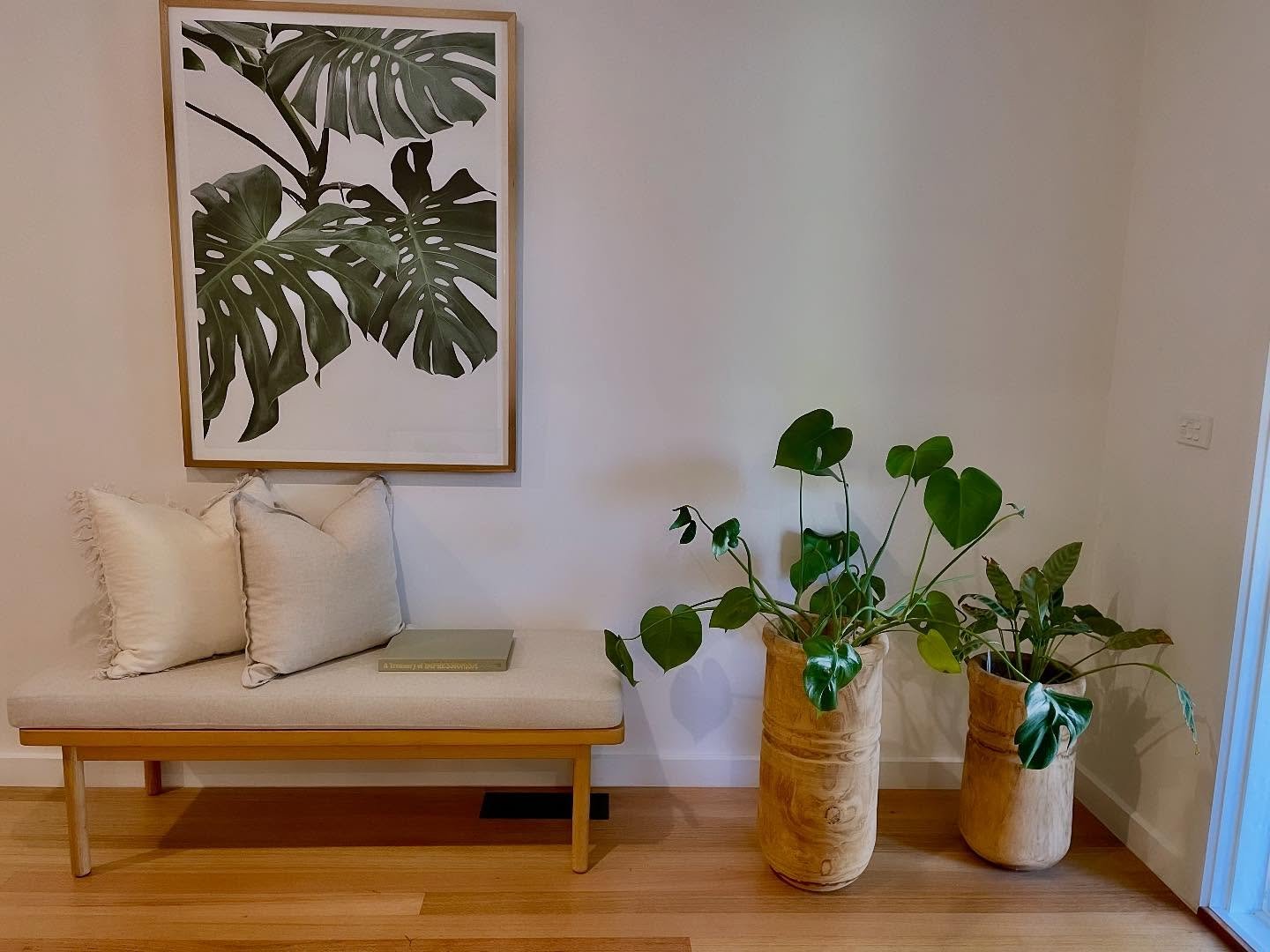 Entry goodness🌿 I just love it when we have clients that have so many gorgeous pot plants in their homes. We just added the bench seat from @globewest and artwork. Hope you like it x

Furniture from @styleahome
Pot plants from clients

#globewest #s