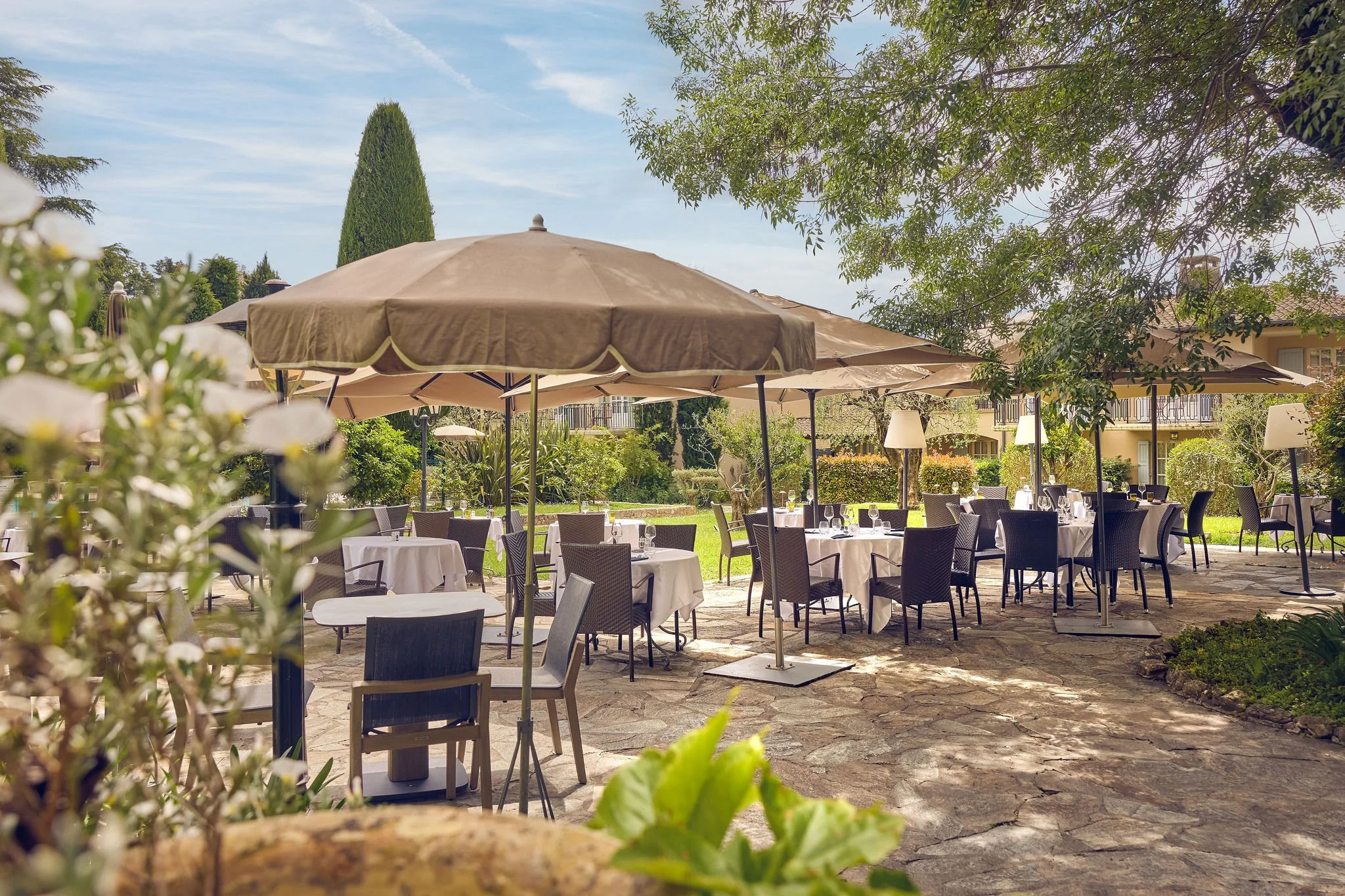 Bastide-de-Mougens-GardenTarrace-01.jpg