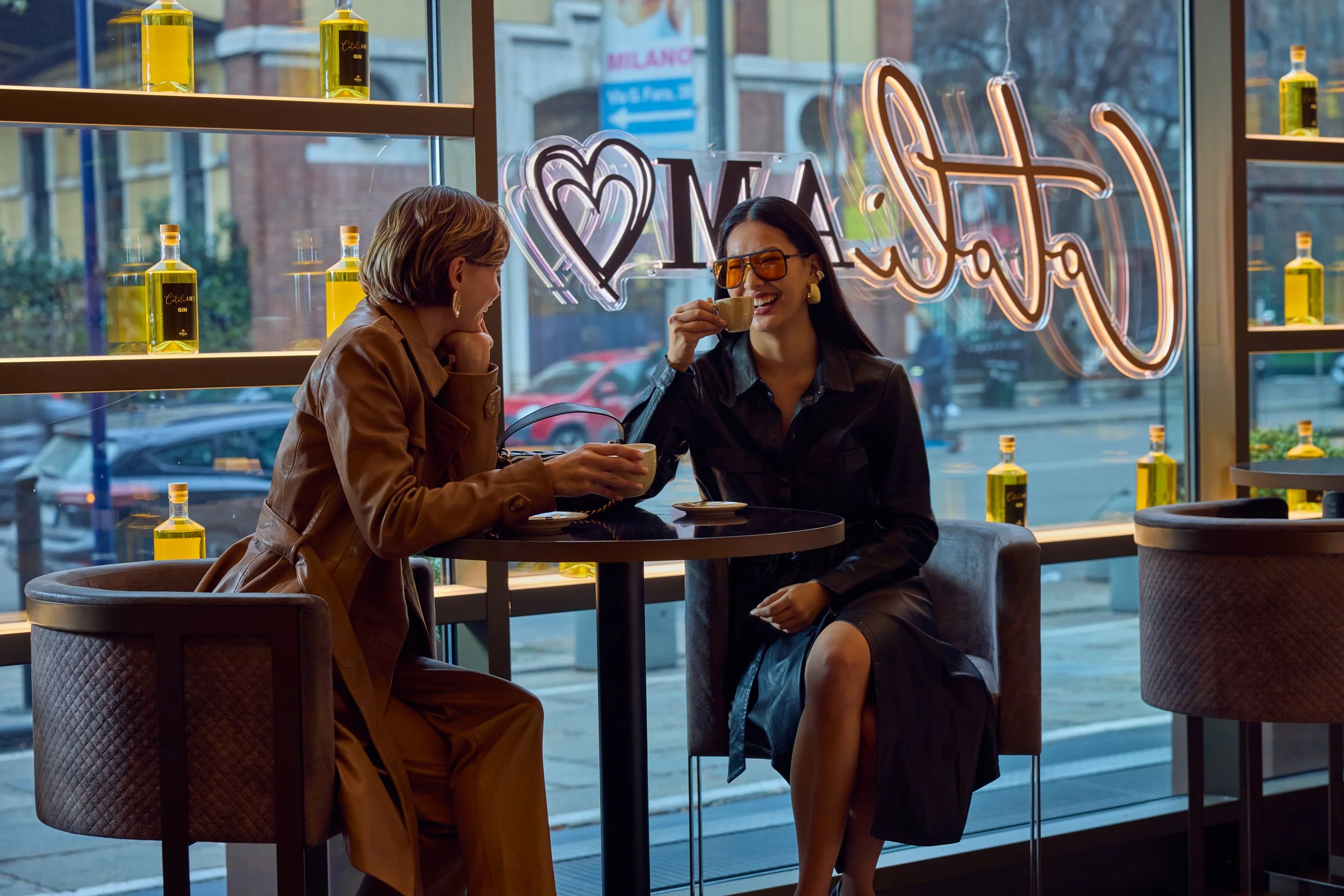 HiltonMilano-Lifestyle-GirlsinBar-01.jpg