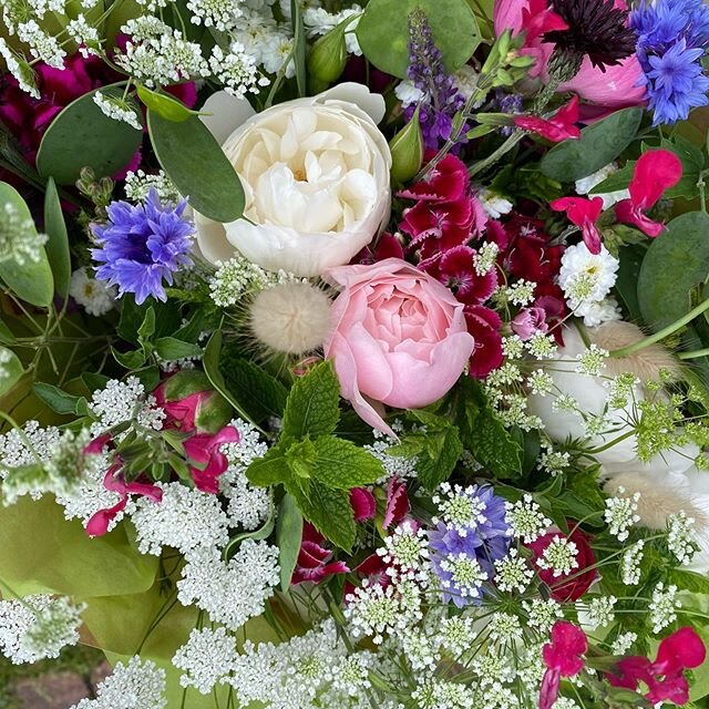 Gorgeous big gift bouquet delivered today, full of bright summer flowers including  @david_austin_roses garden roses, cornflowers, larkspur, ammi, black currant sage, scented mint, lavender, honesty seed pods and sweet Williams.  #littleandwildflower