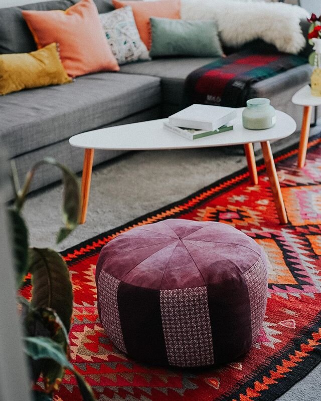 What a satisfying lockdown make yesterday! 
A pouffe for our lounge made from some upcycled leather, some fabric from Belgium and South African Shweshwe from our last trip. Delighted to have found that all these fabric colours matched.

This free pat