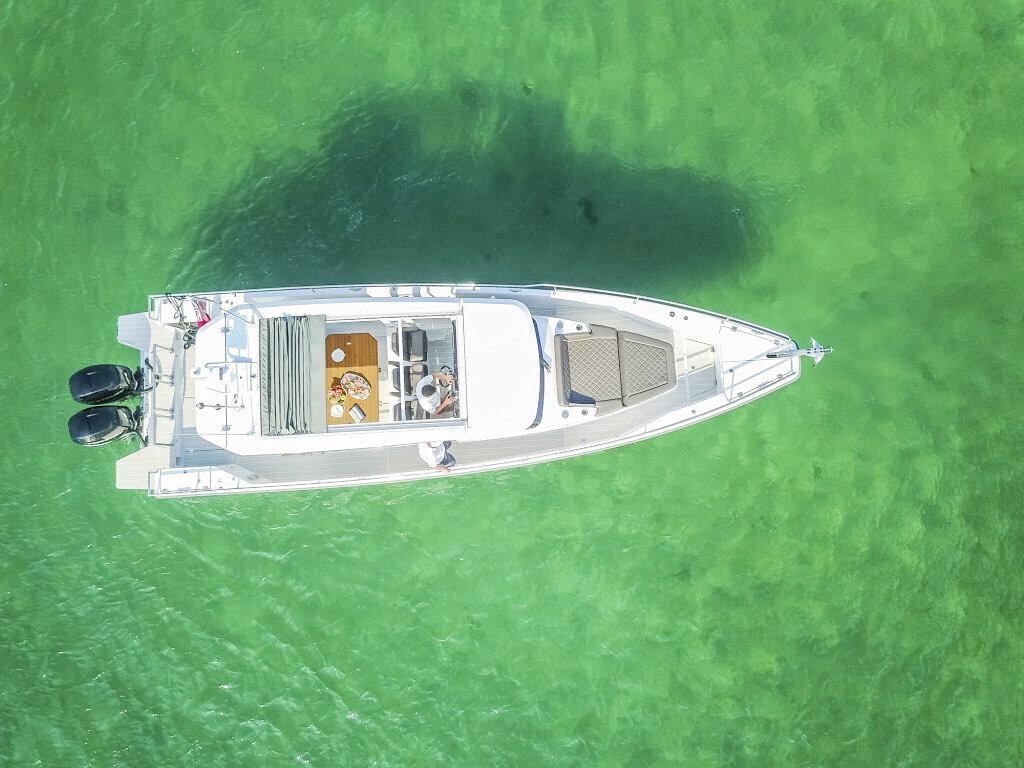 Cruising in Sydney&rsquo;s crystal clear waters. Does it get better than this? 🌵😎

#aerialshot #mysydneyboat #feelnsw #visitnsw #seesydney #axopar