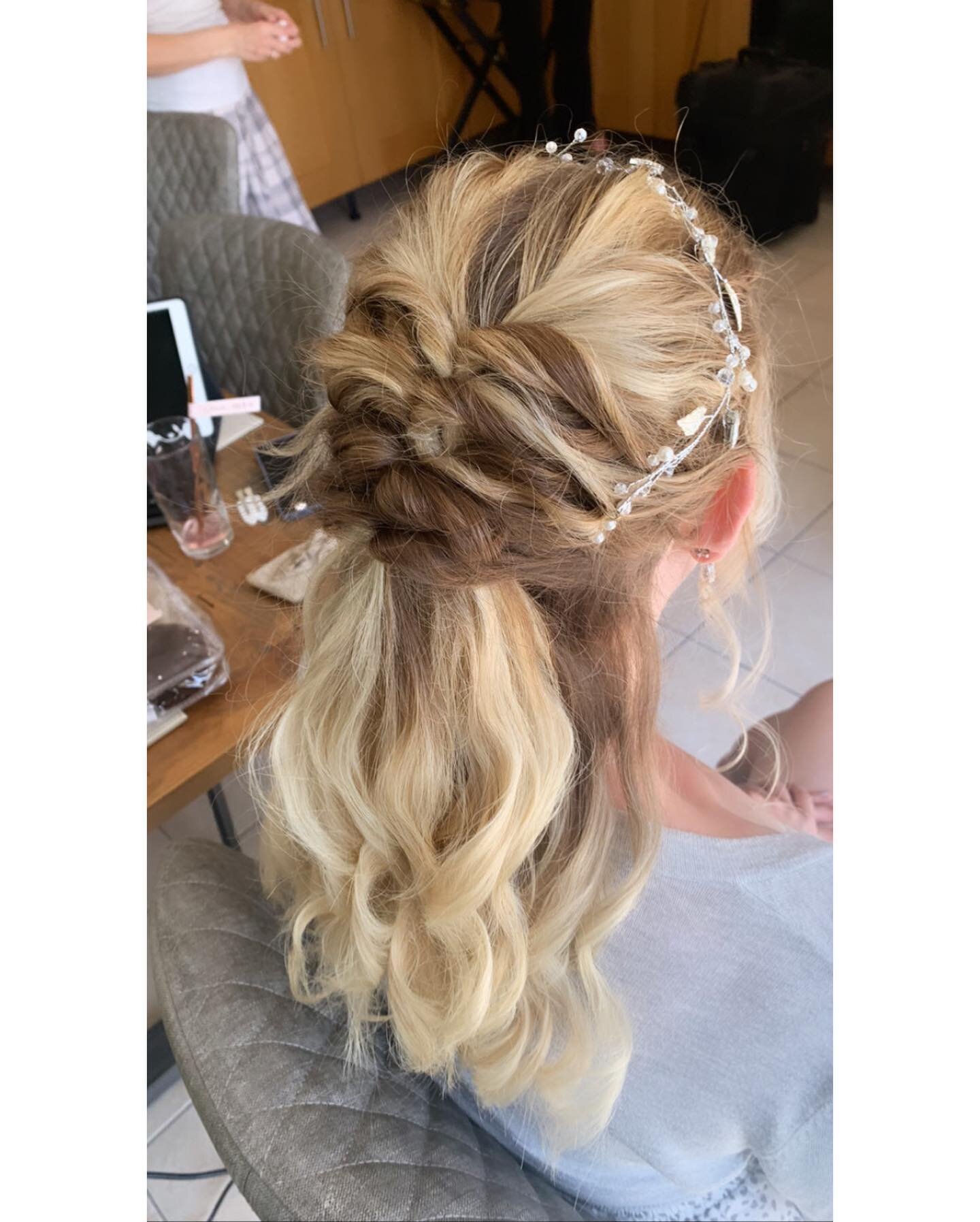 Hair for Melissa and her lovely bridal party yesterday 👰&zwj;♀️ 

Curlers and 28 degrees are a task but we got through with plenty of @leestaffordhair  anti humidity spray.