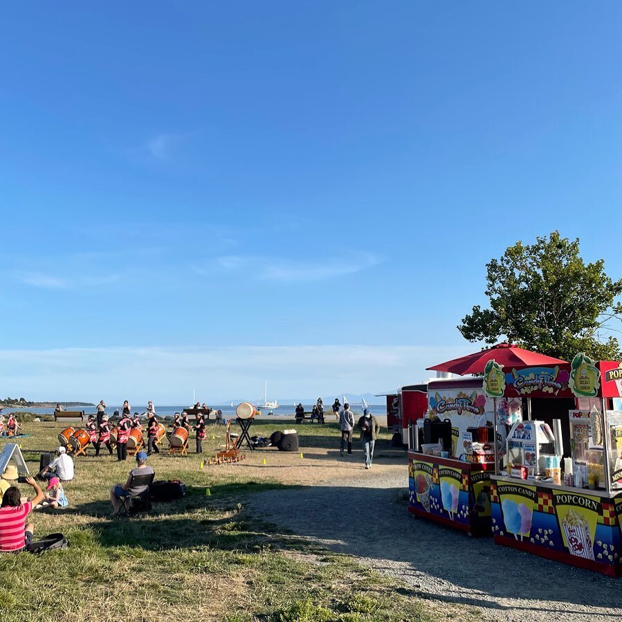 🎶 Music in the Park is a blast! We are back on Gyro Beach today until 6pm. 🐙 Check out our schedule for upcoming locations &amp; please fill out the #foodtruckpilotprogram survey! (Link in profile) 

#gyrobeach #gyroparkbeach #esquimalt #esquimaltl