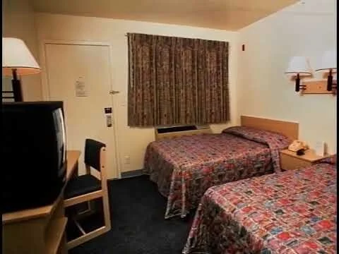 07 Strobe Light Motel 6 30