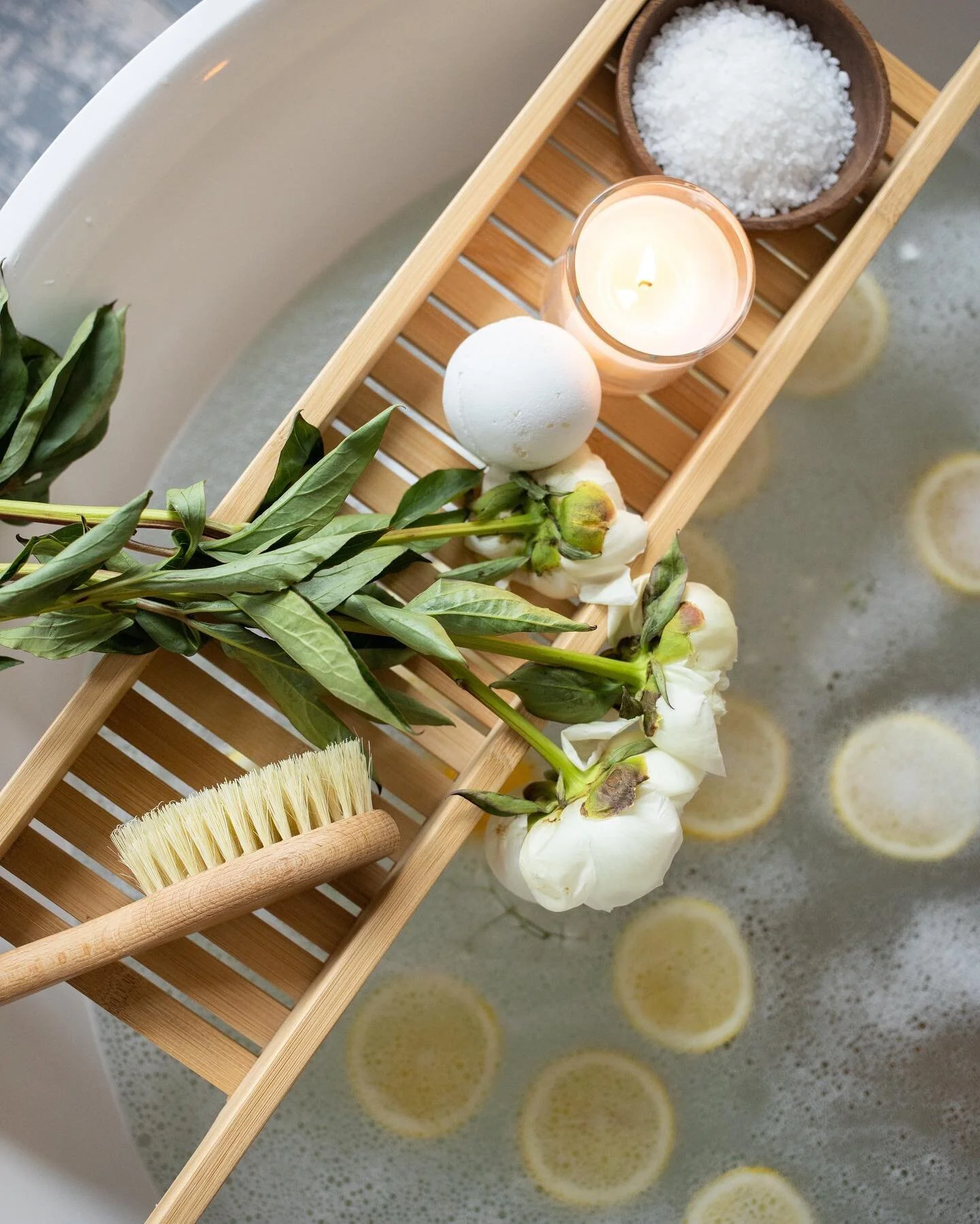 Le rituel du dimanche : le bain au sel marin &amp; citron ! 🍋 🌊 

Pr&eacute;parer un bain citronn&eacute;, c&rsquo;est comme pr&eacute;parer des plats en cuisine. Il n&eacute;cessite quelques ingr&eacute;dients. Vous aurez besoin de trois tasses de