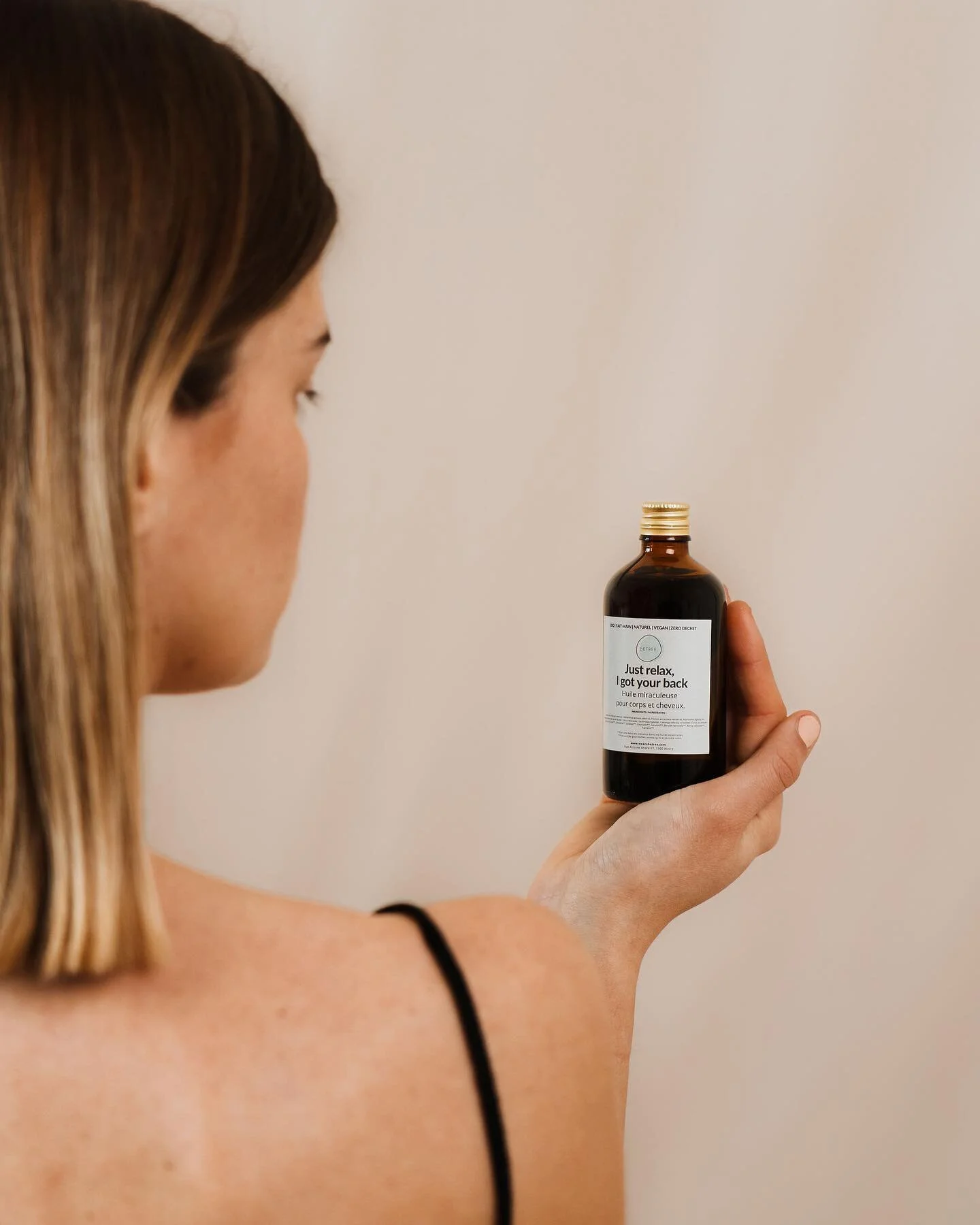 Laissez moi vous parler de l&rsquo;Huile Miraculeuse pour vos cheveux et votre corps 🫧 

Une bombe de vitamines naturelles qui revitalise vos cheveux et hydrate votre peau sans la graisser. 🍯

100ml de bonheur &amp; de fraicheur, des mois d&rsquo;u