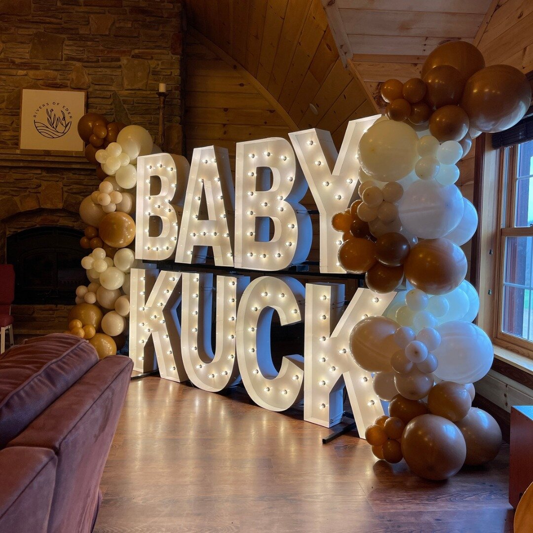 Lighting up your last name in marquee letters is always a good thing to do 💖

✨by @alphalitchippewavalley 
🎈details....7' ballon garlands (2) with white, latte, mocha &amp; buttercream ✨

#balloongarland #ballooninstallation #babyshowerdecor #babys