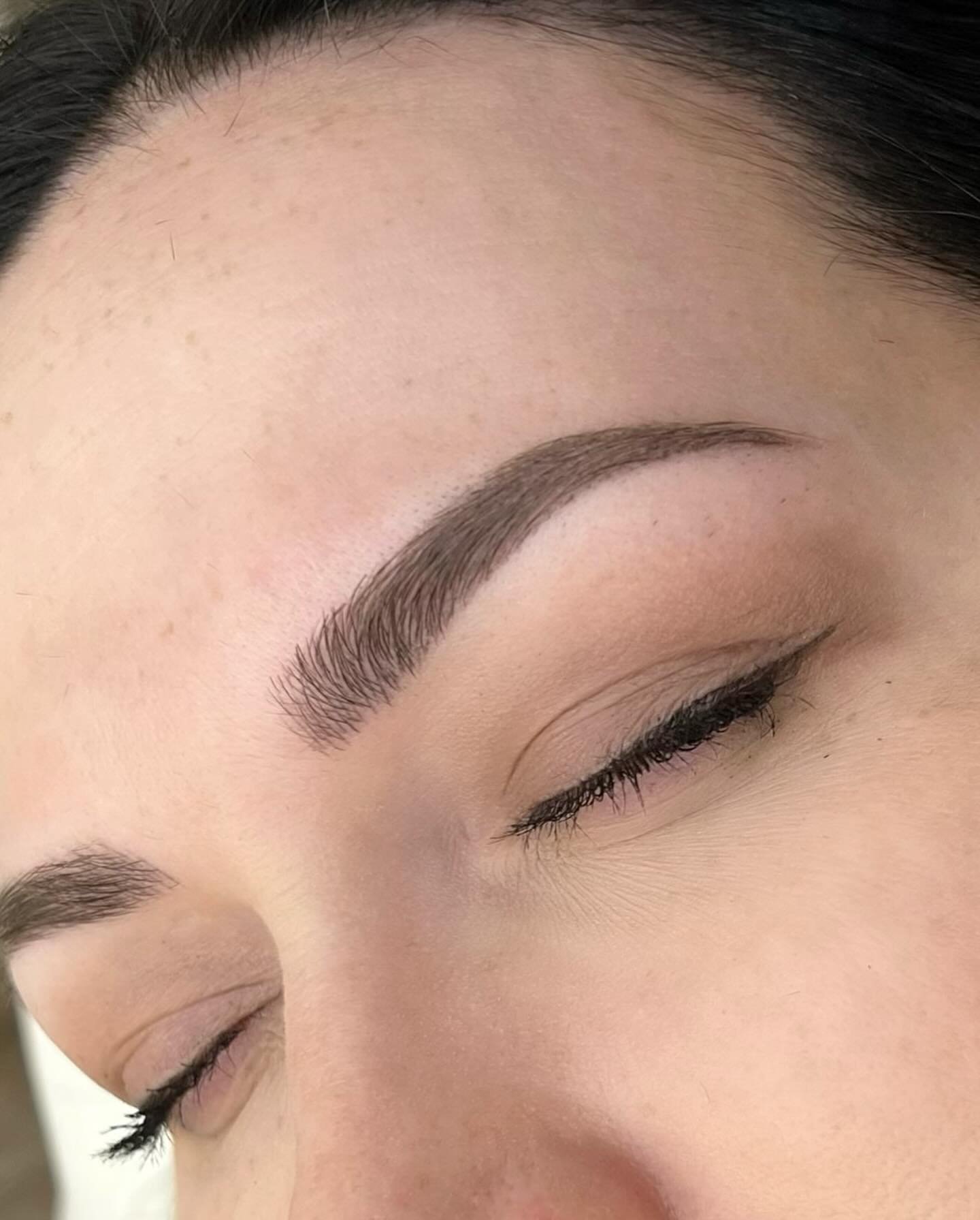 HEALED 🤩 Combo Brow COVER UP after 1 session.
 👏 👏 👏 you&rsquo;d never know what was underneath! 🕵️ 

#microblading #microbladingeyebrows #microbladedbrows #microbladingartist #microbladingseattle #eyebrowtattoo #seattlebrows #microbladingredmon