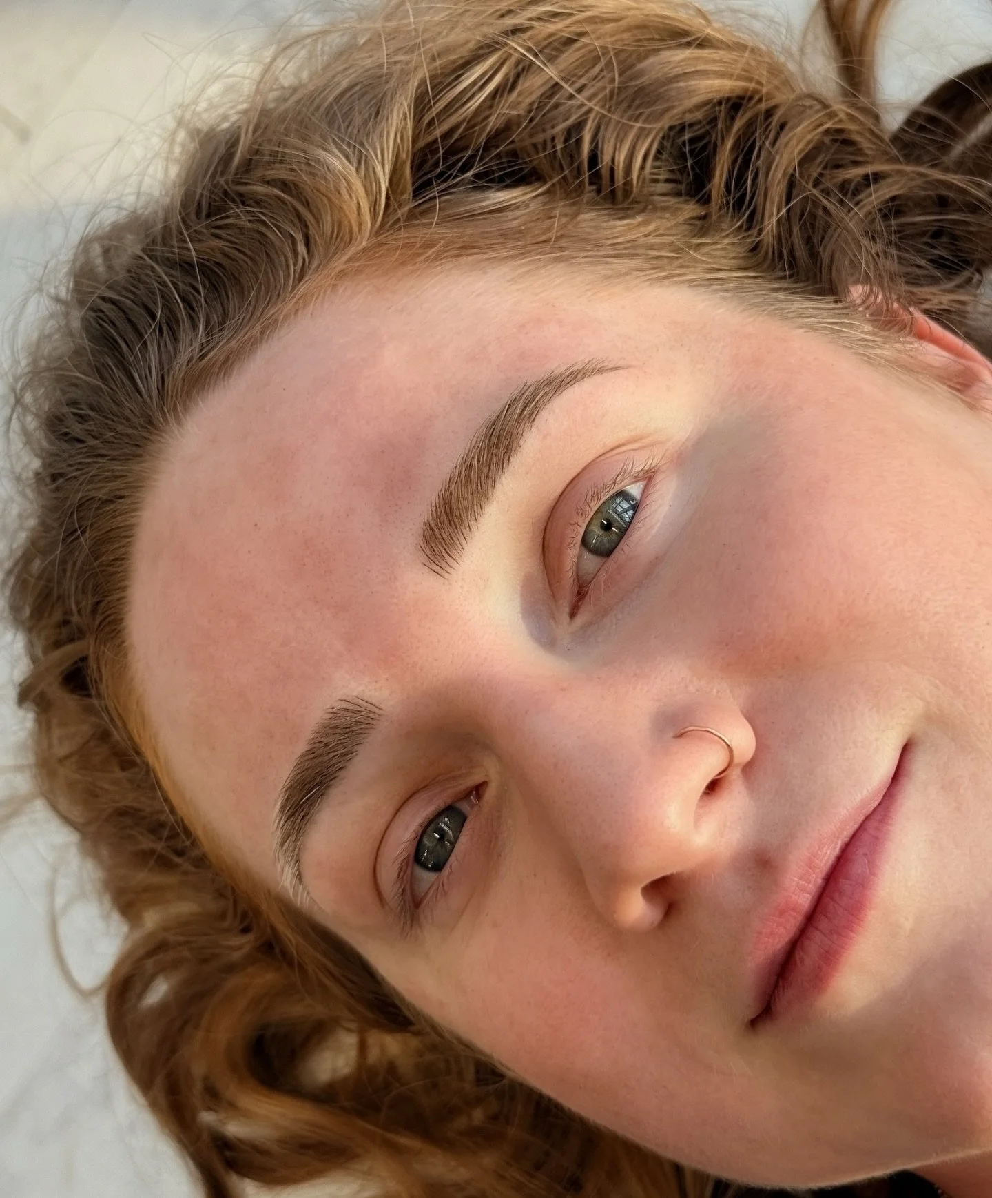 Golden hour brows 🤩

She has the most unique hair and brow coloring I&rsquo;ve ever seen, multi chromatic!

#microblading #beauty #beautysalon #permanentmakeupartist  #browartist