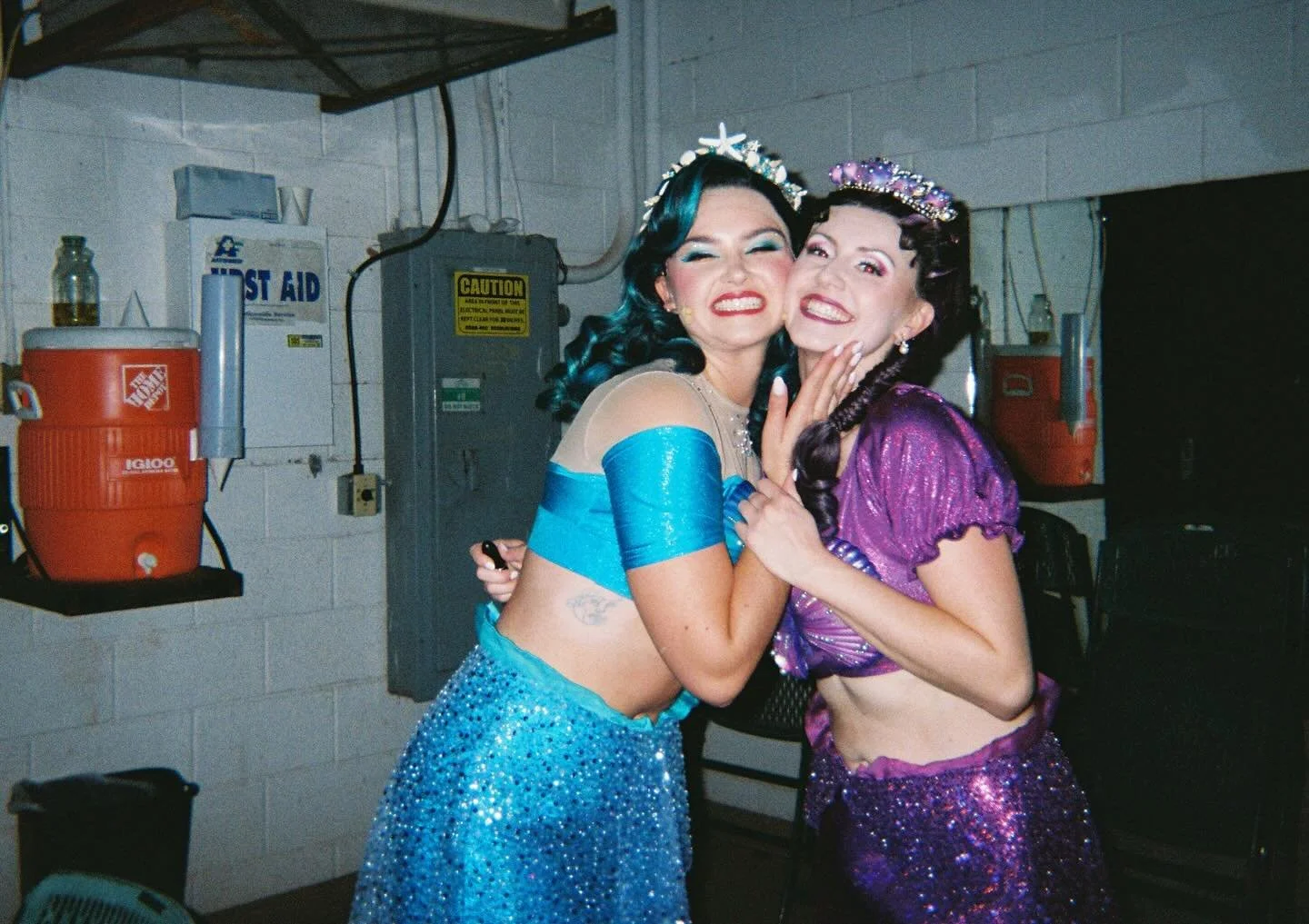 Behind the scenes film from playing mermaids all summer 🧜🏼&zwj;♀️ What a fun one. And these gorgeous designs!!!! @mrtheatr @rlmcgeedesigns Happy closing Mermaid 🪼🐡🐠🦞🦀🦩