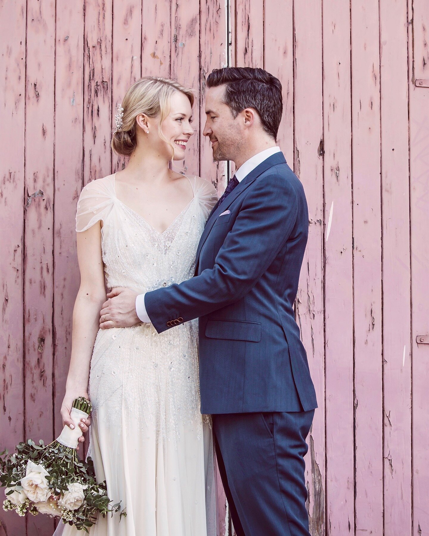 Red door, I adore... ⁠
⁠
#weddingphotography #weddinginspo #weddingphotoinspo #brideandgroom #innercitywedding