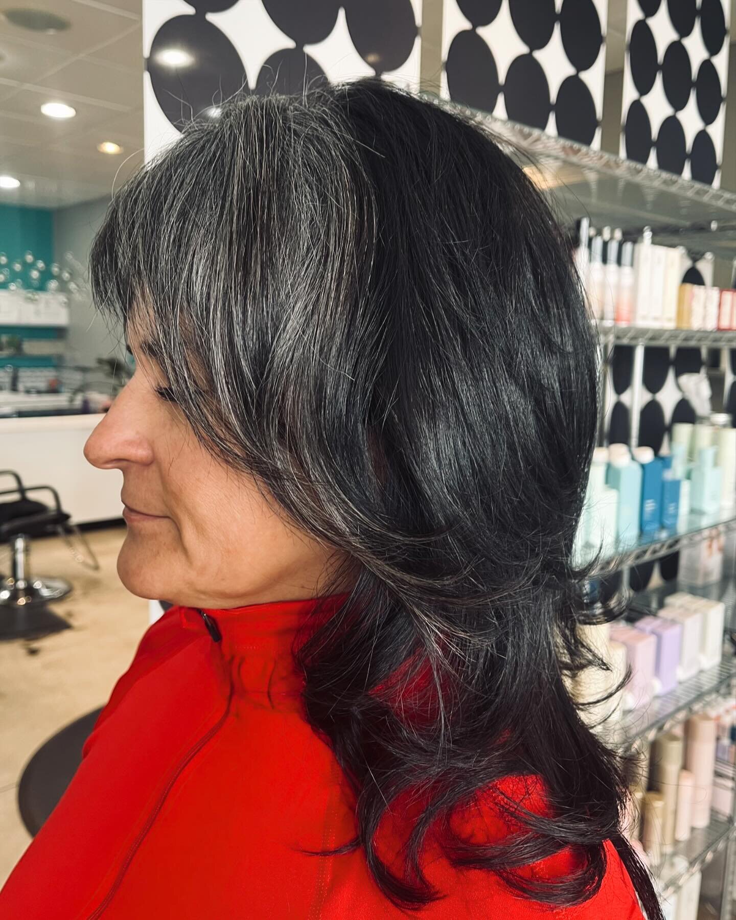 This is a fun way to embrace some of your natural and control how often you have to touch up your color. Color and cut by @abqcolorspecialist