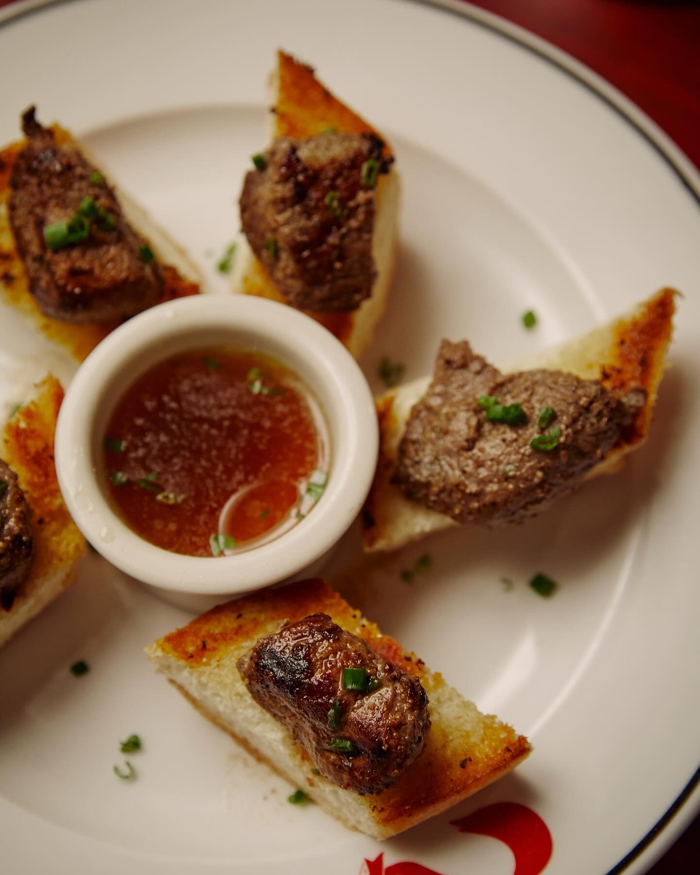 A Fox&rsquo;s classic | Original Thumb Bits with House Au Jus 🤌🏼 #chefskiss