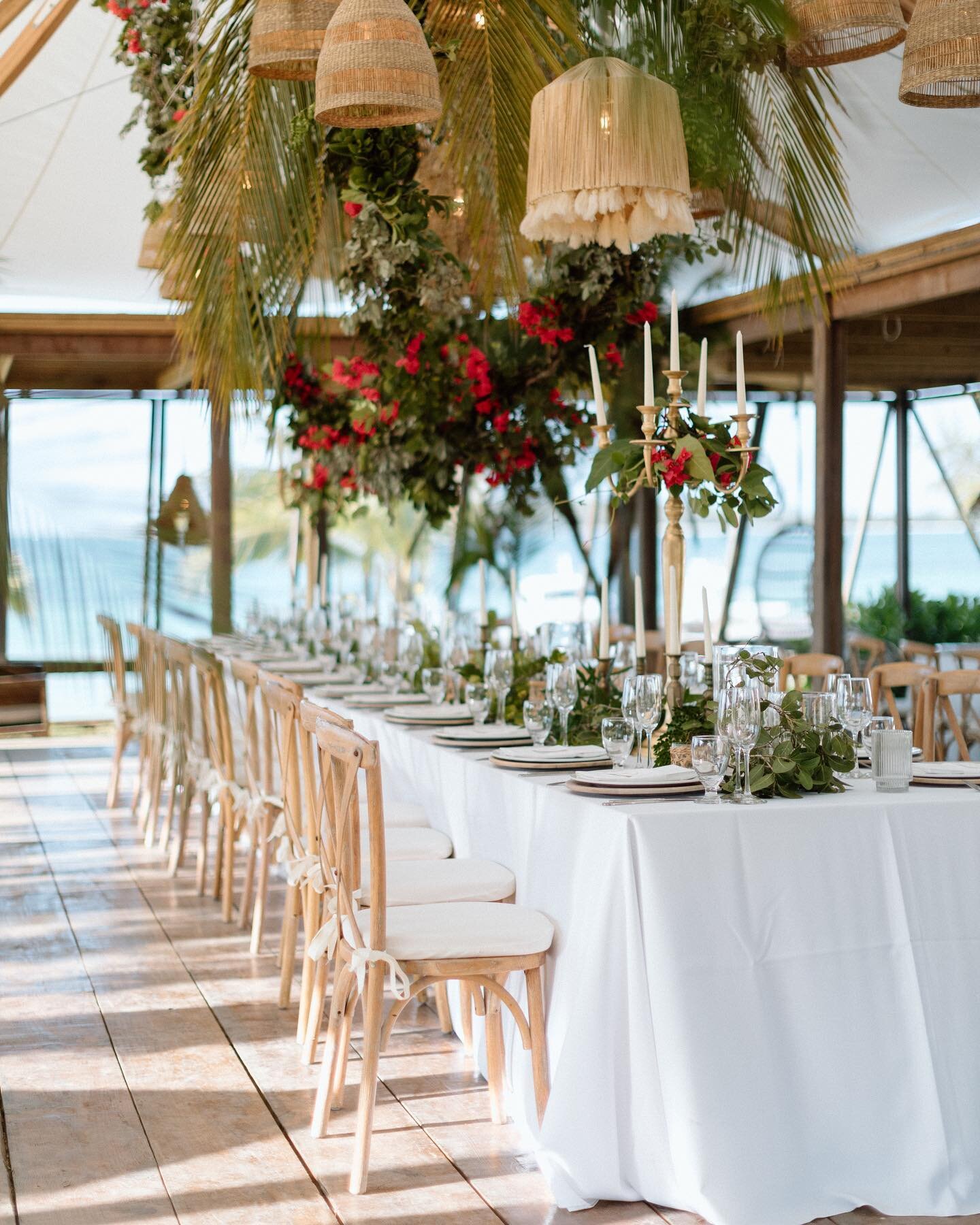 One of the most stunning receptions I&rsquo;ve ever seen&hellip; Just now posting these from the archives. Last summer in the Bahamas! Shot with @masakathrynphotography 🌿