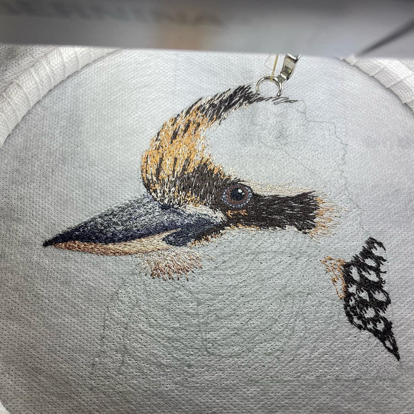 Here we go with the last bird I&rsquo;m trying to get finished for the exhibition! I&rsquo;ve packed just about everything else so it&rsquo;s time to get this Kookaburra sewn! 

Reference photo: Leanne Bakker

#animalartist #wildlifeart #wildlifearti