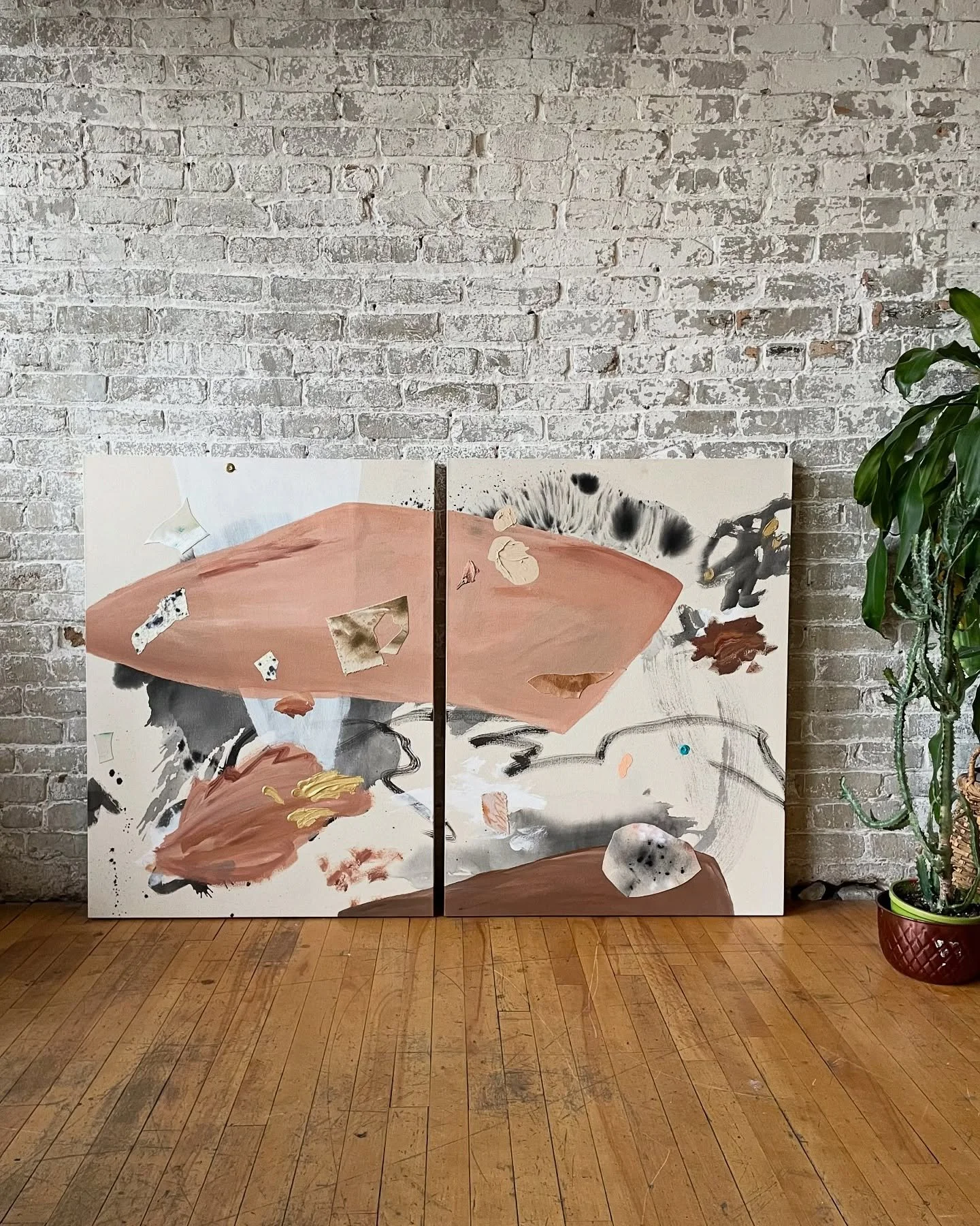 ✨SOLD✨
This terracotta set founds its home in the desert of AZ☀️

&lsquo;Red Rocks&rsquo;
India ink, acrylic paint, canvas collage, paper, gold foil
40&rdquo;x60&rdquo; (each panel 40&rdquo;x30&rdquo;)