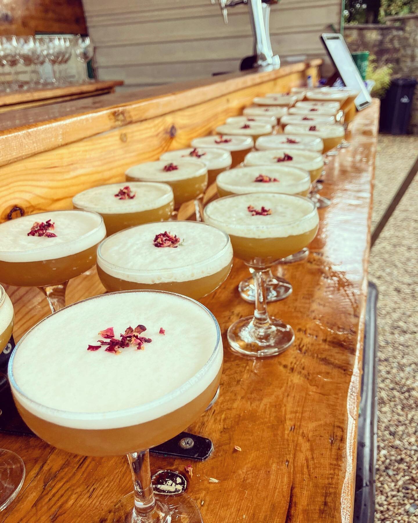 Our final weekend of the 2023 peak wedding season saw us attend a beautiful intimate gathering in Brecon where we provided a delicious French Martini drinks reception before serving an open bar for the rest of the evening. 🍹 
.
On Friday we teamed u