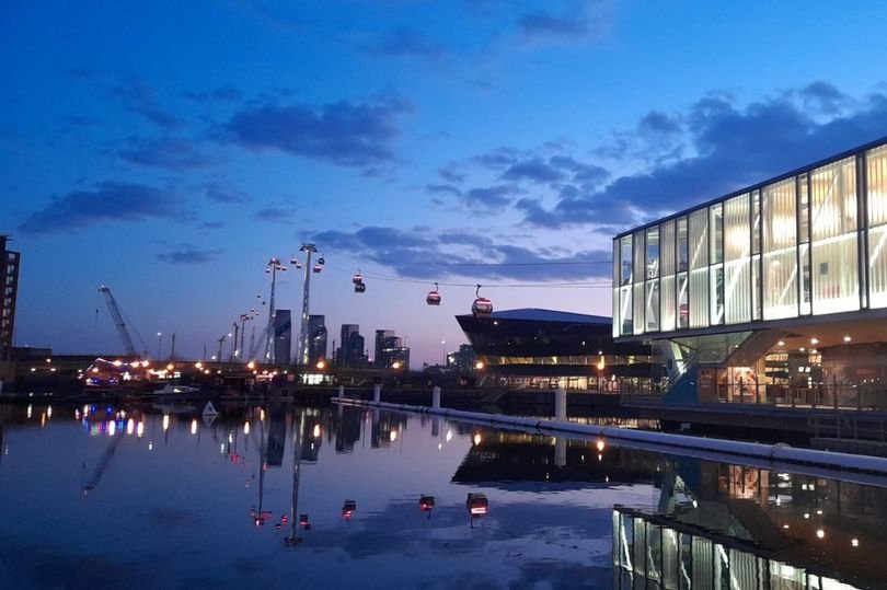 0_Emirates-Air-Line-night.jpg