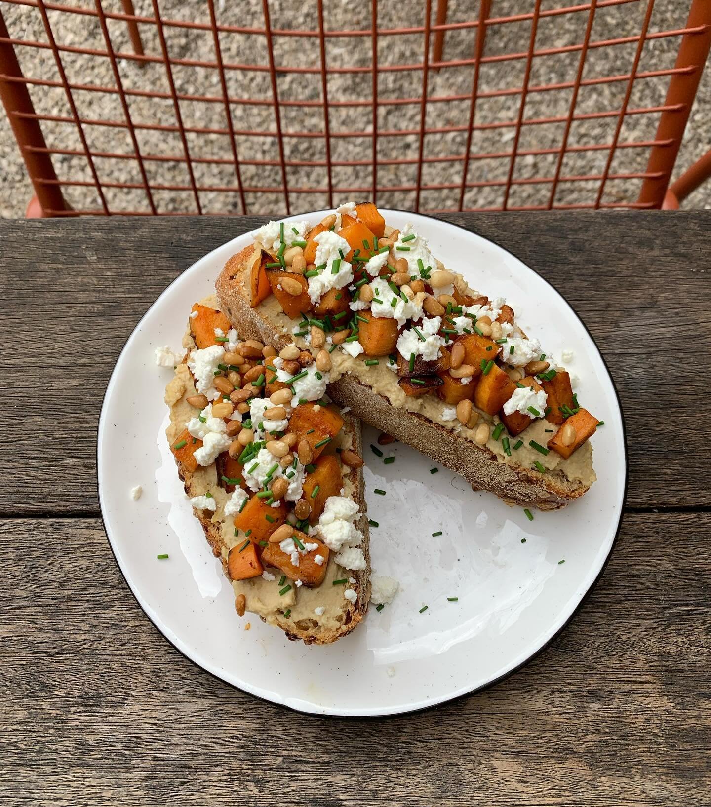 New toast suggestion 🪴🍠 Toast hummus with baked sweet potato, feta and pine nuts. 🧡 The perfect lunch for this spring weather ☀️🤤