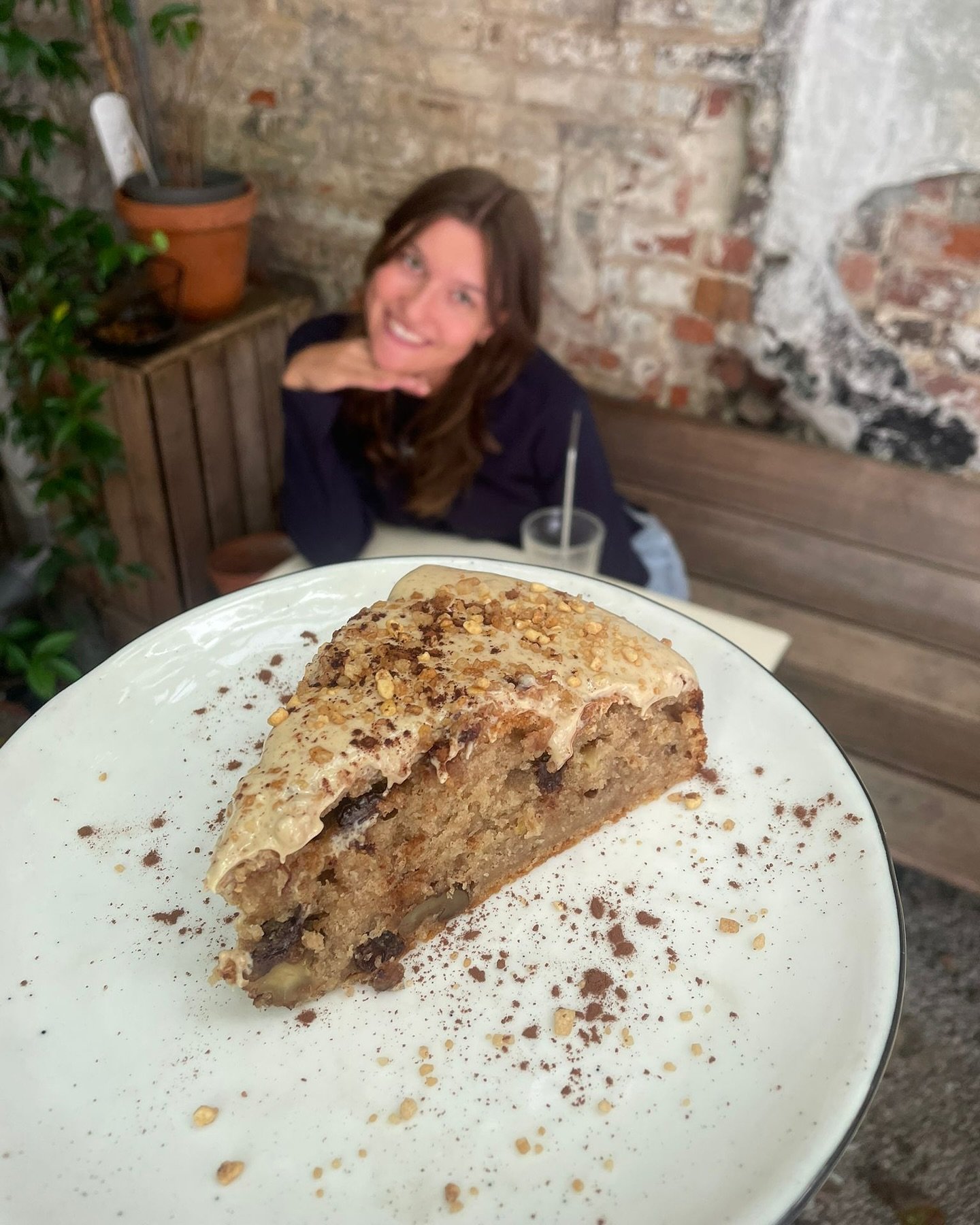 Totally ready for some autumn vibes 🍁🥮 
Banana cake with dark chocolate and walnuts topped with peanut butter &amp; white chocolate and a hazelnut crunch. 🍂✨
#autumnvibes🍁 #coffeeanddessert #stekgent #bananacake