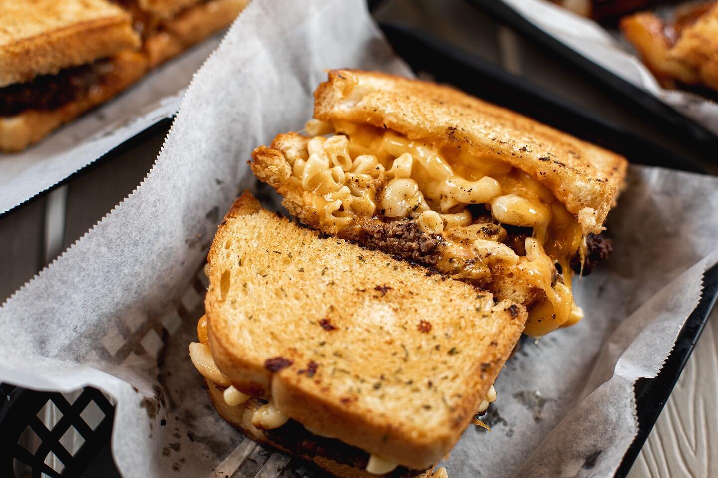 🤤🤤🤤
Mac and Cheese Burger Melt - MELT Pensacola 
2 fresh beef patties, choice of mac, cheddar cheese, Melt sauce

🍴EAT WITH US⁣
11-9⁣
⁣
🍹DRINK WITH US⁣
11-'til

🌱HAPPY HOUR
3-6 Monday-Friday