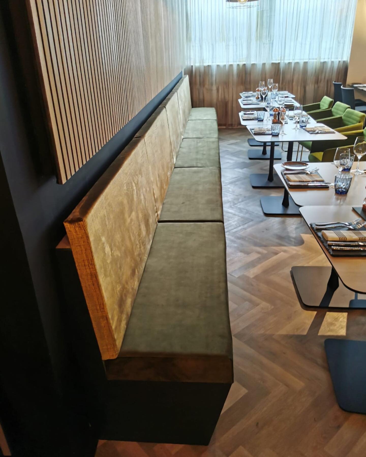 Banquette seating for the restaurant at the new @mercurenewport which is now open in the city centre 
~ 
Design by @owenassociatesinteriors 
~
Build &amp; Installation by us 
@vampindustries 
.
.
.

.
.
.
#bespokefurniture #bespokefurnituredesign #oa