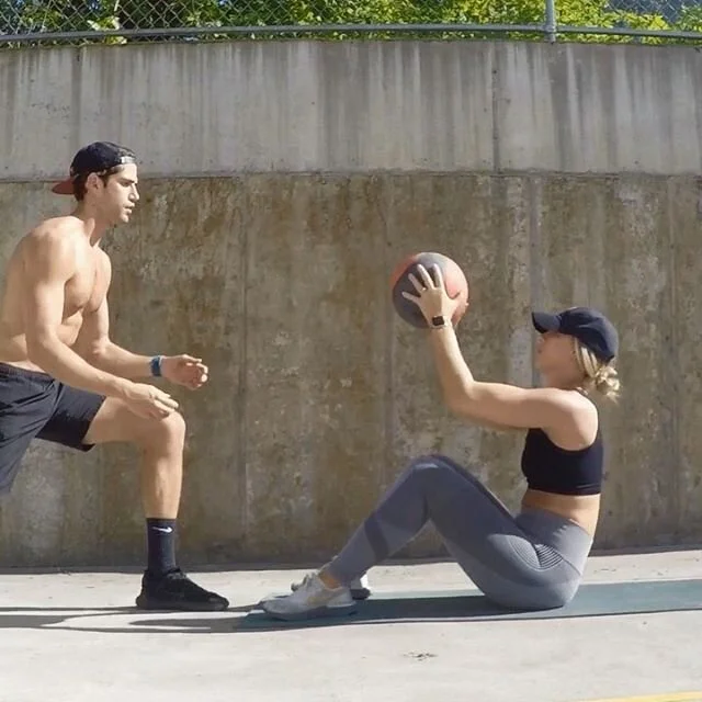 Monday motivation 💪🏼 Let out all that pent up energy and give something a slam! It doesn&rsquo;t have to be a medicine ball. Anything that you can throw around - sand bag, duffle bag, I&rsquo;ve even seen people using pillows. Give these exercises 