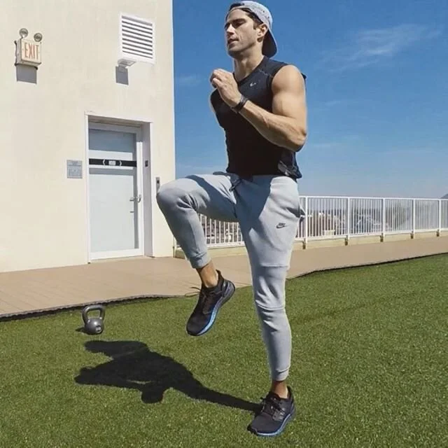 🔥BODYWEIGHT BURNER🔥 2 circuits, 8 exercises, no equipment necessary 💪🏼 .
.
.

Strength Circuit:
1. Plank to squat
2. Squat to reverse lunge 
3. Push-up to shoulder tap (or just push-up)
4. Alternating toe touches *Perform each exercise slowly wit