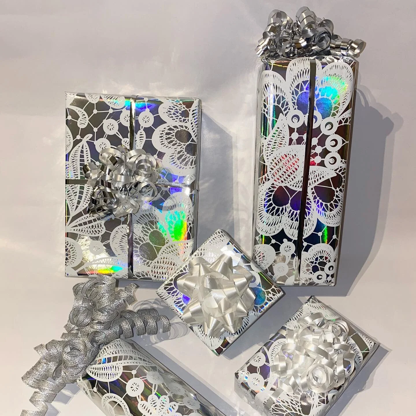 Shine bright like a diamond ✨ Did you know: we source, wrap &amp; deliver all of our gifting bundles! 📮 Because we do all of the above, it means you don&rsquo;t have to lift a finger! ✨