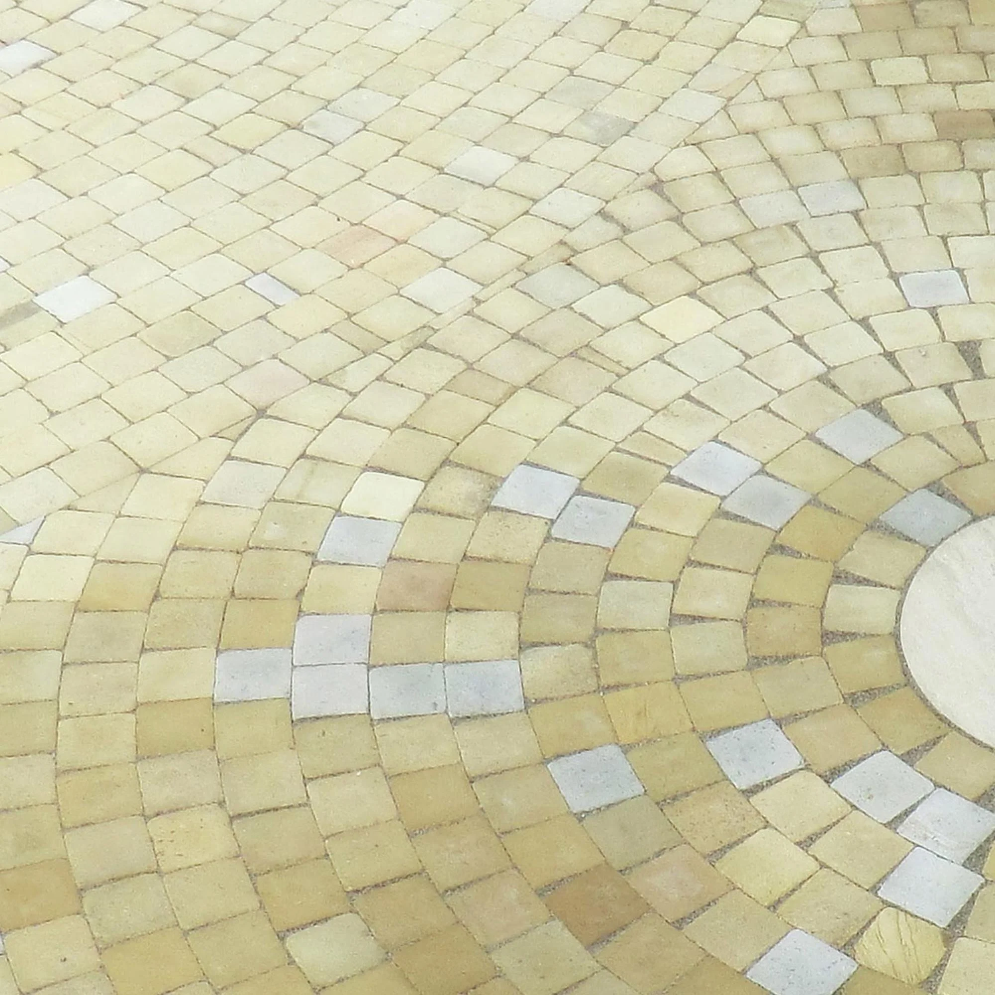 Sandstone sett paving