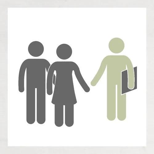 Icon of three figures, two in dark gray and one in light green, with the green figure holding a folder, representing a group or team with a leader or organizer.