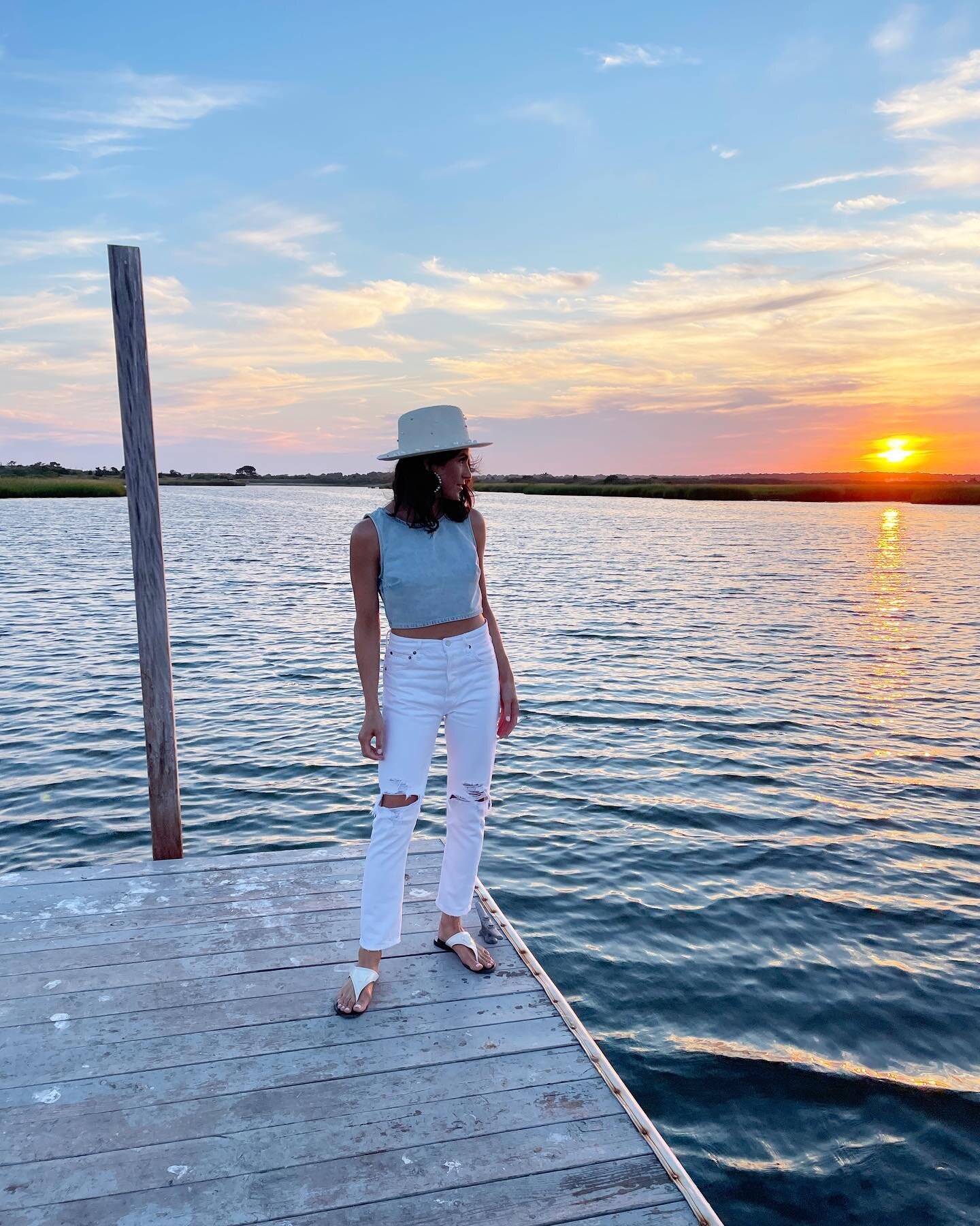 That feeling when you wake up inspired, knowing something great happened in your dream, but you can&rsquo;t remember what it was&hellip; ☀️ 

#dreamyourlife #dreamyourreality #politicalpersonalitieswithskye #sunsetphotography #dockerswaterside #jeano