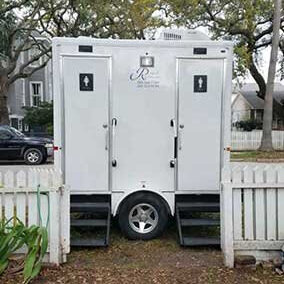 2-stall+restroom+trailer.jpg