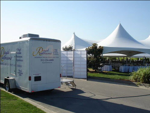 royal-restroom-trailers-outdoor-wedding-texas.jpg