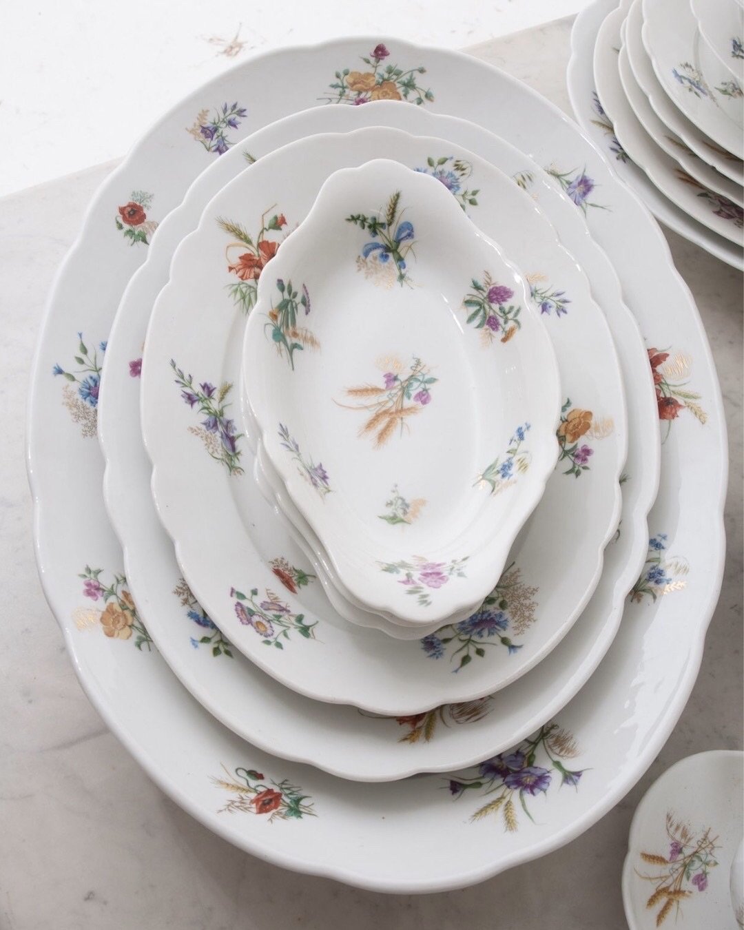 Wonderful French 19th Century 102-Piece Floral Dinner Service from Paris, France. Stamped on the bottom of each piece with &lsquo;Chapelle Paris Medaille 1844, 19 Boult des Italians&rsquo;
.
A perfect set for holiday hosting, with dinner plates, sala