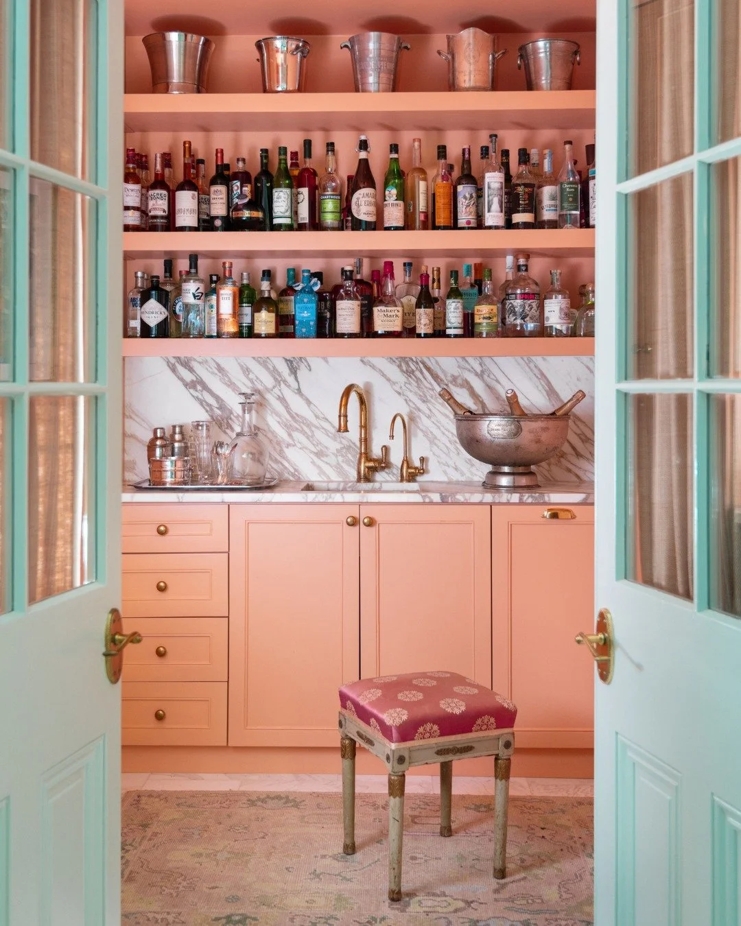 Starting the month with one holiday down in the season of celebrations to come with a reminder to take stock &amp; explore accessories to help elevate your home for holiday hosting.
.
Interiors: @laurarolandinteriors
Photography: @augustasagnelli
.
V