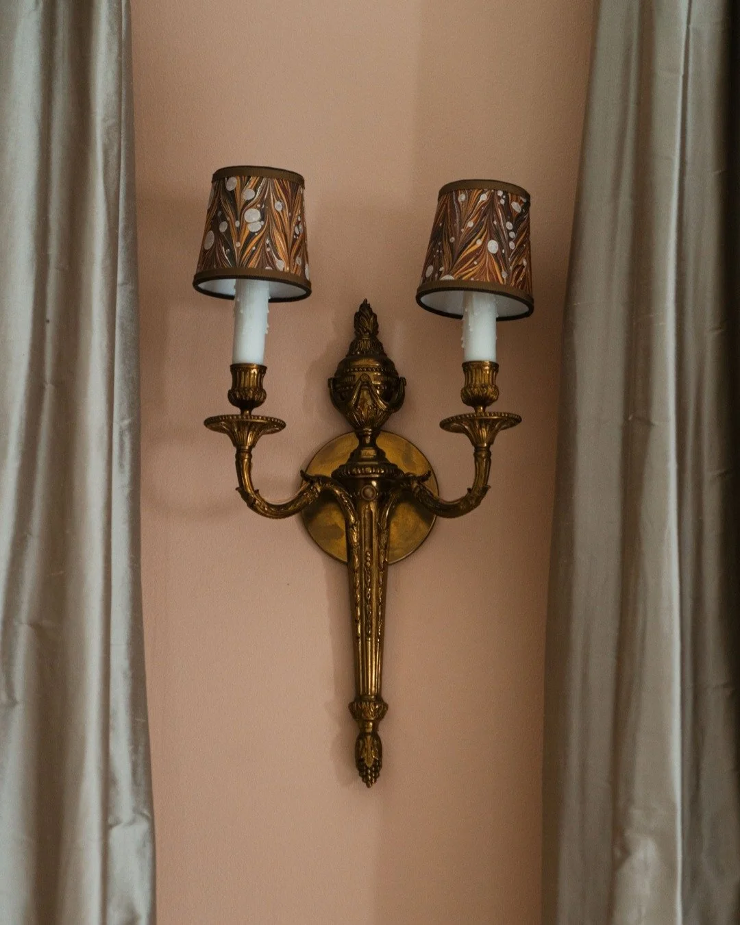 A simple moment in a French Quarter grand salon to capture the artistry of antique details &amp; finishes, complimented with @shandells marble paper sconce shades in warm subtle tones that perfectly accent the space!
.
Every detail makes an impact! F